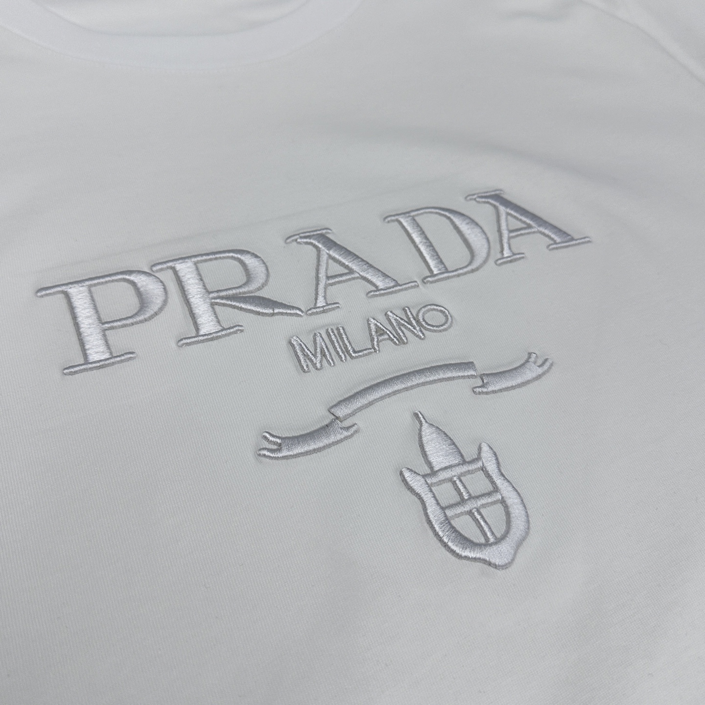 🌾 🆕🌾Prada普拉达 2026春夏新款字母绣花短袖 官网同款T恤，双纱纯棉面料 多元化搭配 迎合眼下