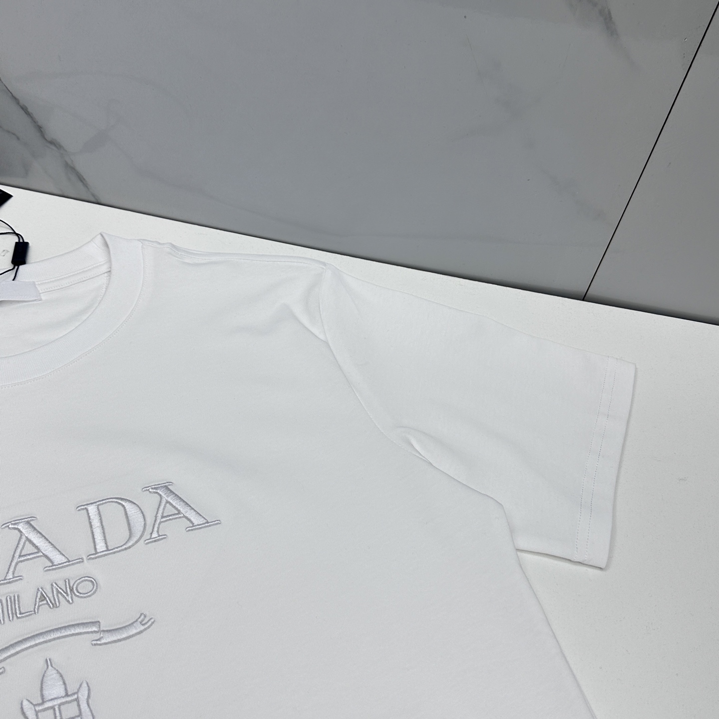 🌾 🆕🌾Prada普拉达 2026春夏新款字母绣花短袖 官网同款T恤，双纱纯棉面料 多元化搭配 迎合眼下