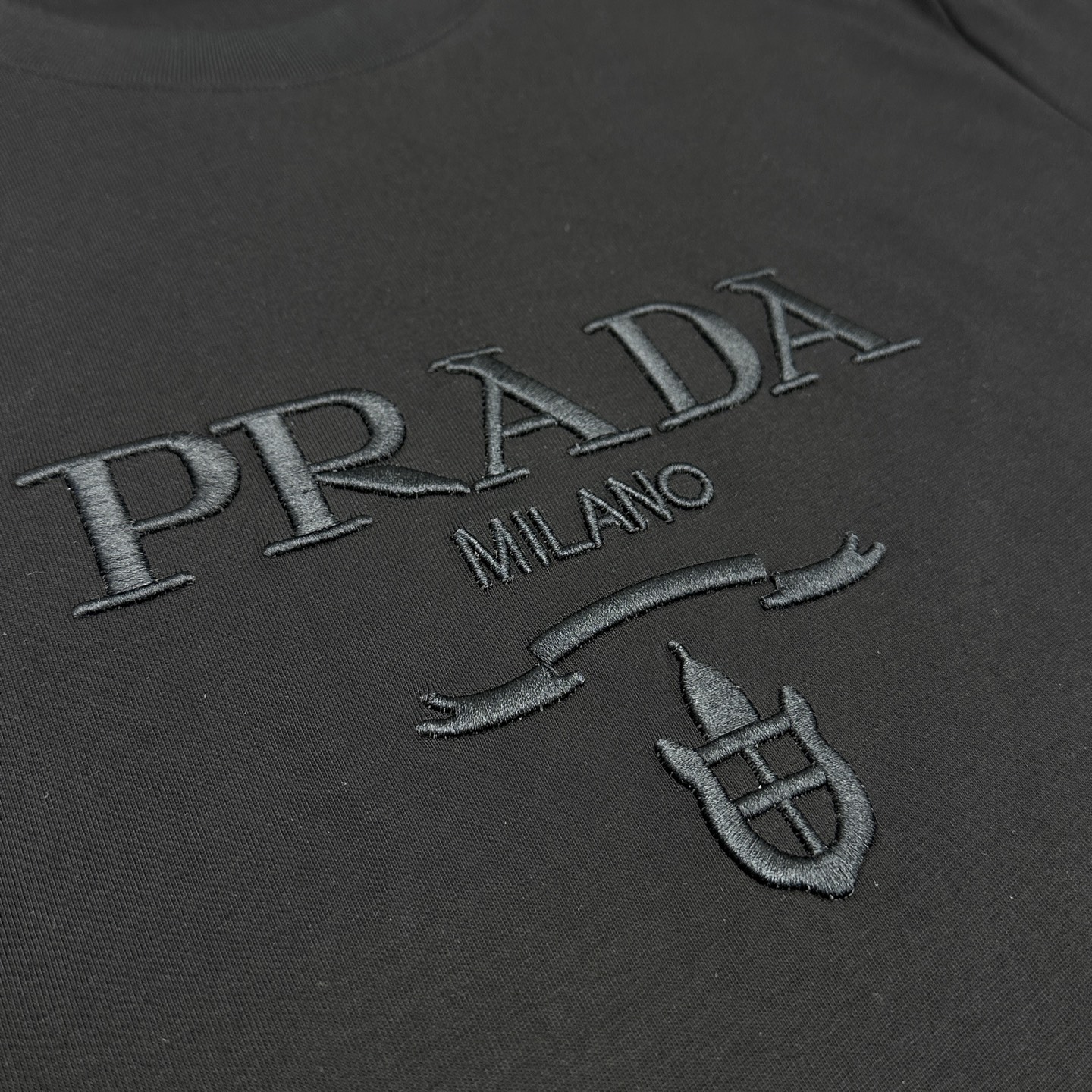 🌾 🆕🌾Prada普拉达 2026春夏新款字母绣花短袖 官网同款T恤，双纱纯棉面料 多元化搭配 迎合眼下