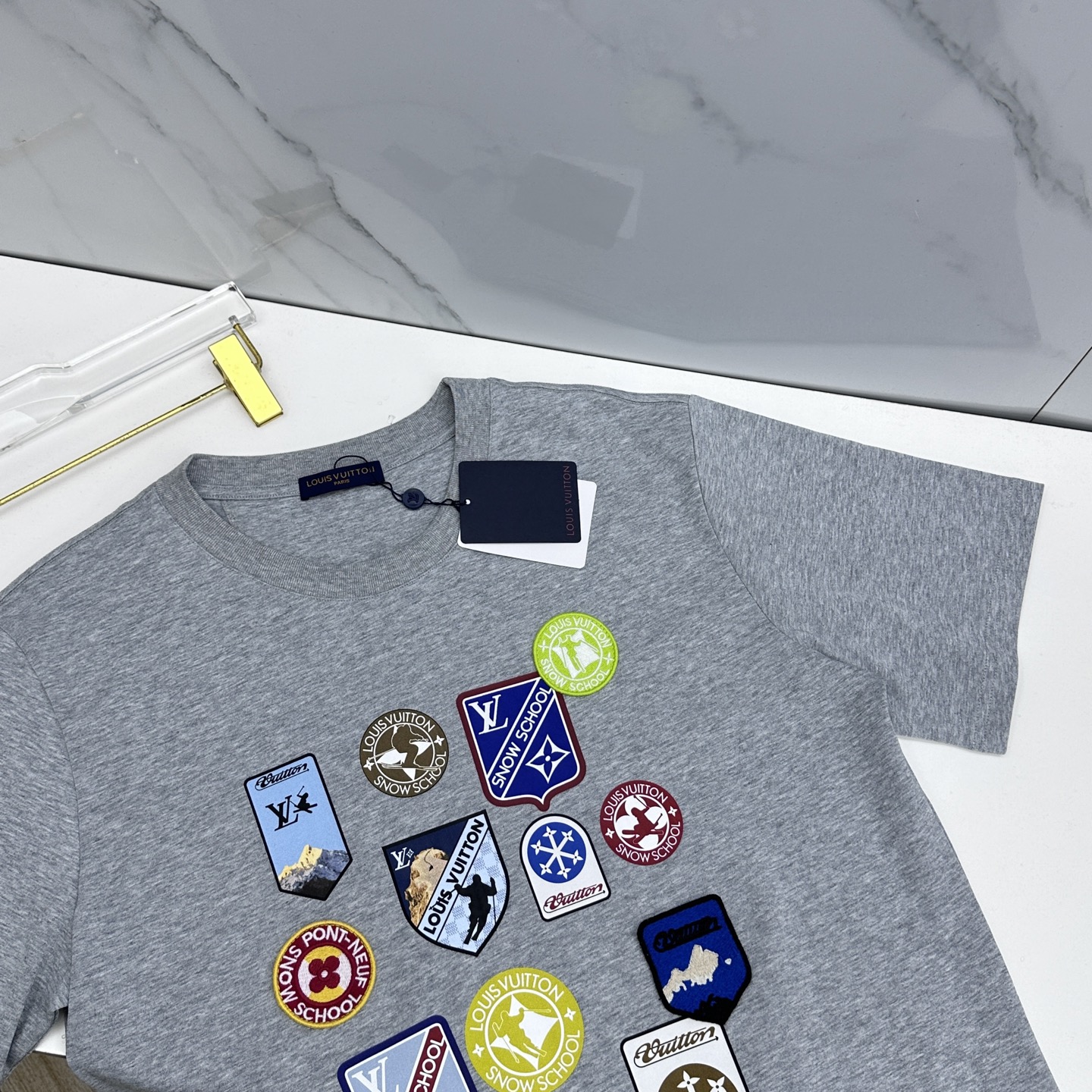 🌾 🆕LV路易威登 2026春夏新款徽章短袖 官网同款T恤，双纱纯棉面料 多元化搭配 迎合眼下时尚前沿的