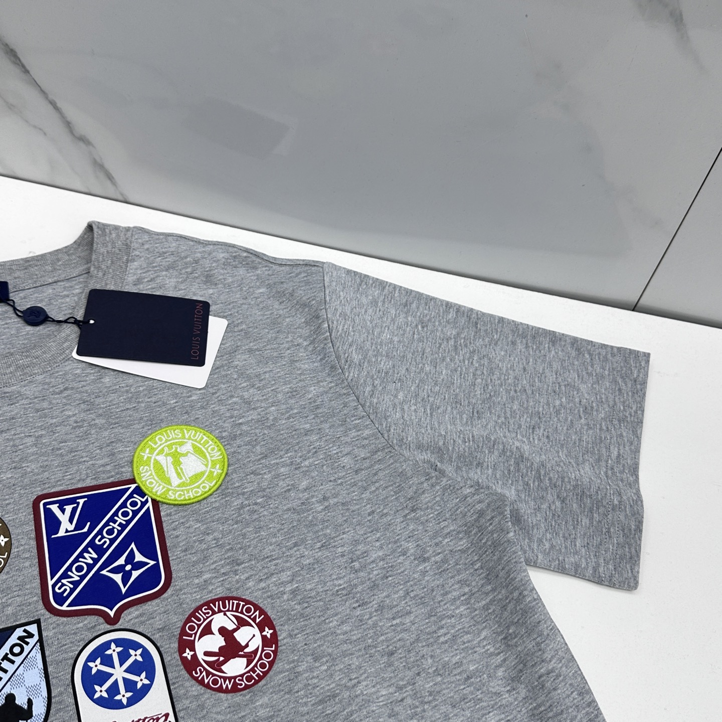 🌾 🆕LV路易威登 2026春夏新款徽章短袖 官网同款T恤，双纱纯棉面料 多元化搭配 迎合眼下时尚前沿的