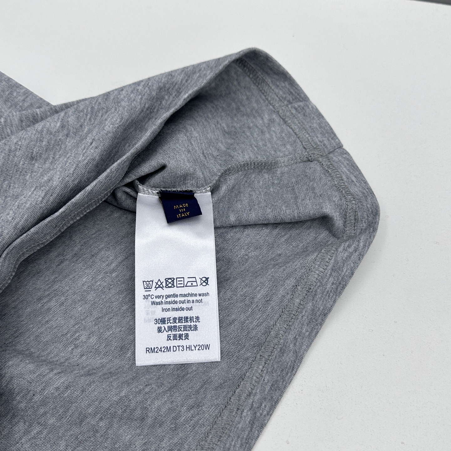 🌾 🆕LV路易威登 2026春夏新款徽章短袖 官网同款T恤，双纱纯棉面料 多元化搭配 迎合眼下时尚前沿的