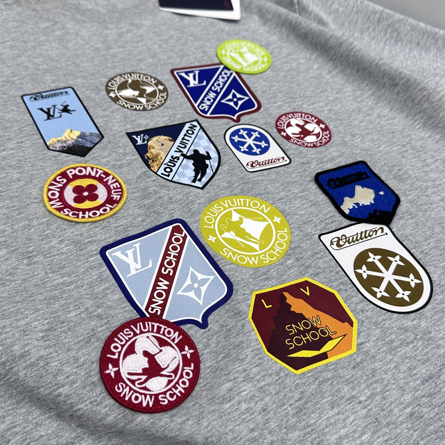 🌾 🆕LV路易威登 2026春夏新款徽章短袖 官网同款T恤，双纱纯棉面料 多元化搭配 迎合眼下时尚前沿的