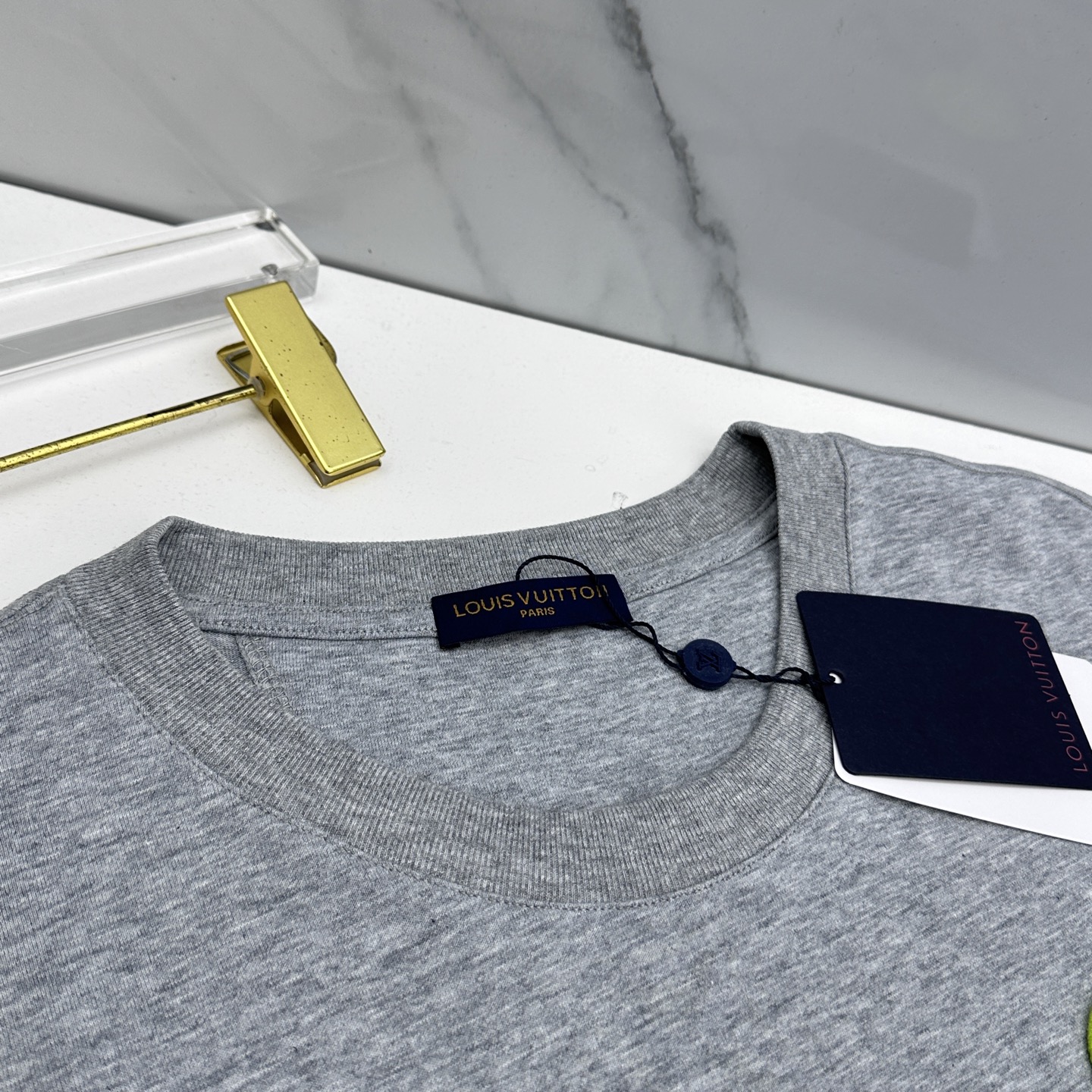 🌾 🆕LV路易威登 2026春夏新款徽章短袖 官网同款T恤，双纱纯棉面料 多元化搭配 迎合眼下时尚前沿的