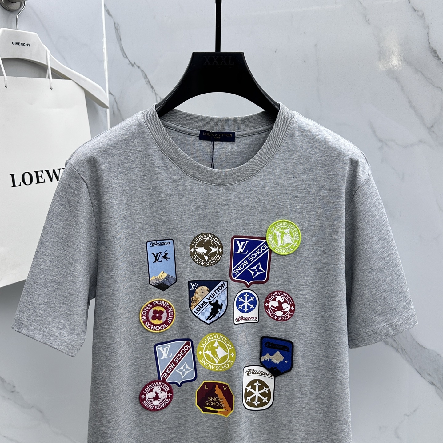 🌾 🆕LV路易威登 2026春夏新款徽章短袖 官网同款T恤，双纱纯棉面料 多元化搭配 迎合眼下时尚前沿的