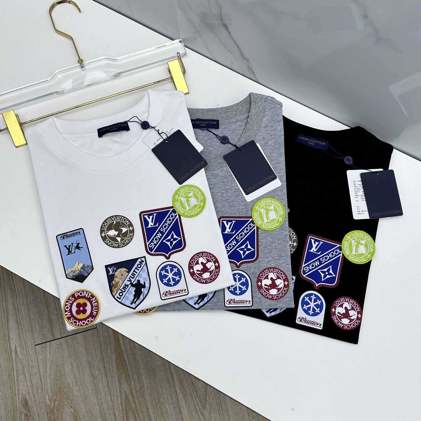 🌾 🆕LV路易威登 2026春夏新款徽章短袖 官网同款T恤，双纱纯棉面料 多元化搭配 迎合眼下时尚前沿的