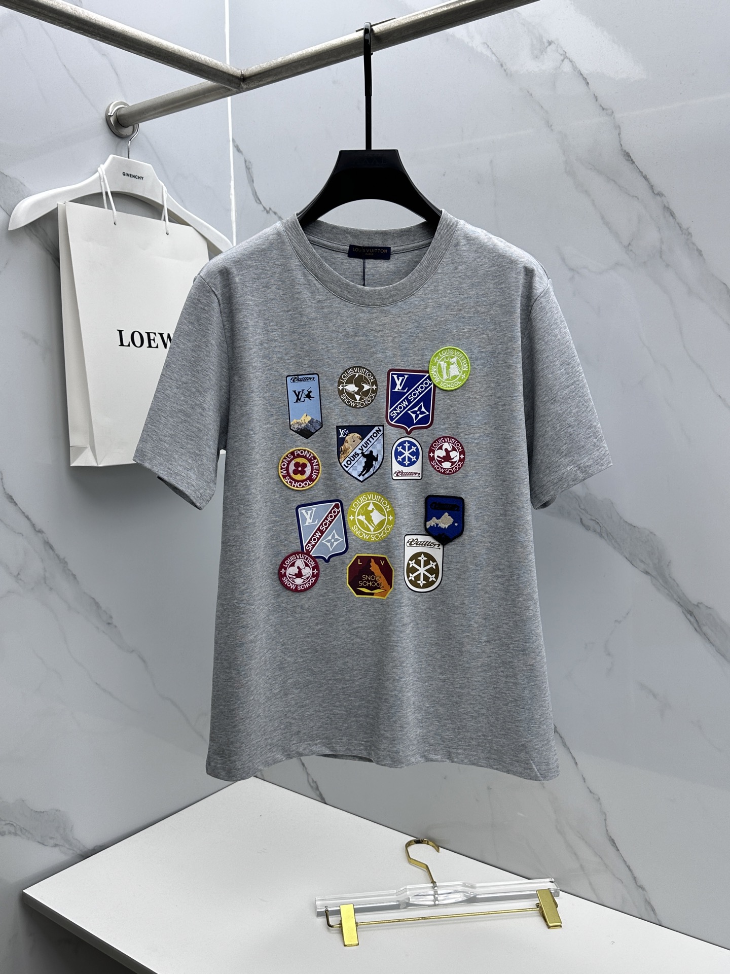 🌾 🆕LV路易威登 2026春夏新款徽章短袖 官网同款T恤，双纱纯棉面料 多元化搭配 迎合眼下时尚前沿的