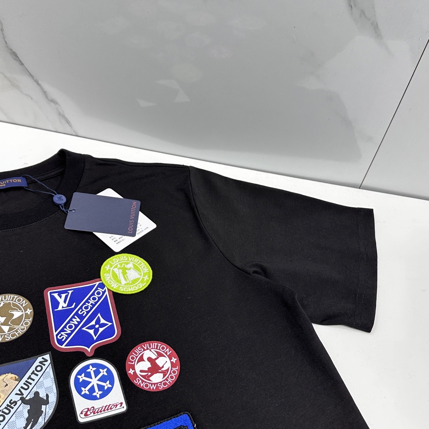 🌾 🆕LV路易威登 2026春夏新款徽章短袖 官网同款T恤，双纱纯棉面料 多元化搭配 迎合眼下时尚前沿的