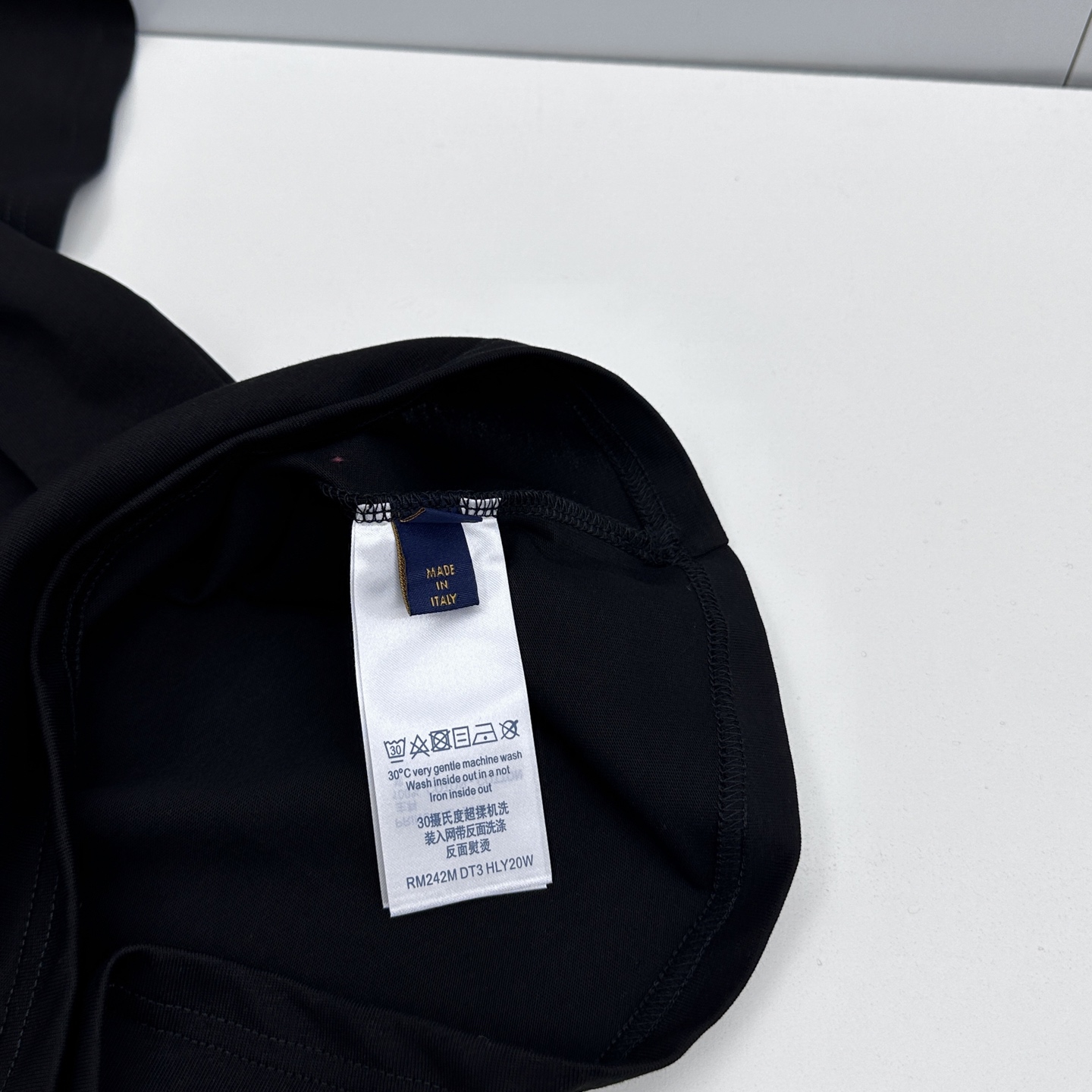 🌾 🆕LV路易威登 2026春夏新款徽章短袖 官网同款T恤，双纱纯棉面料 多元化搭配 迎合眼下时尚前沿的