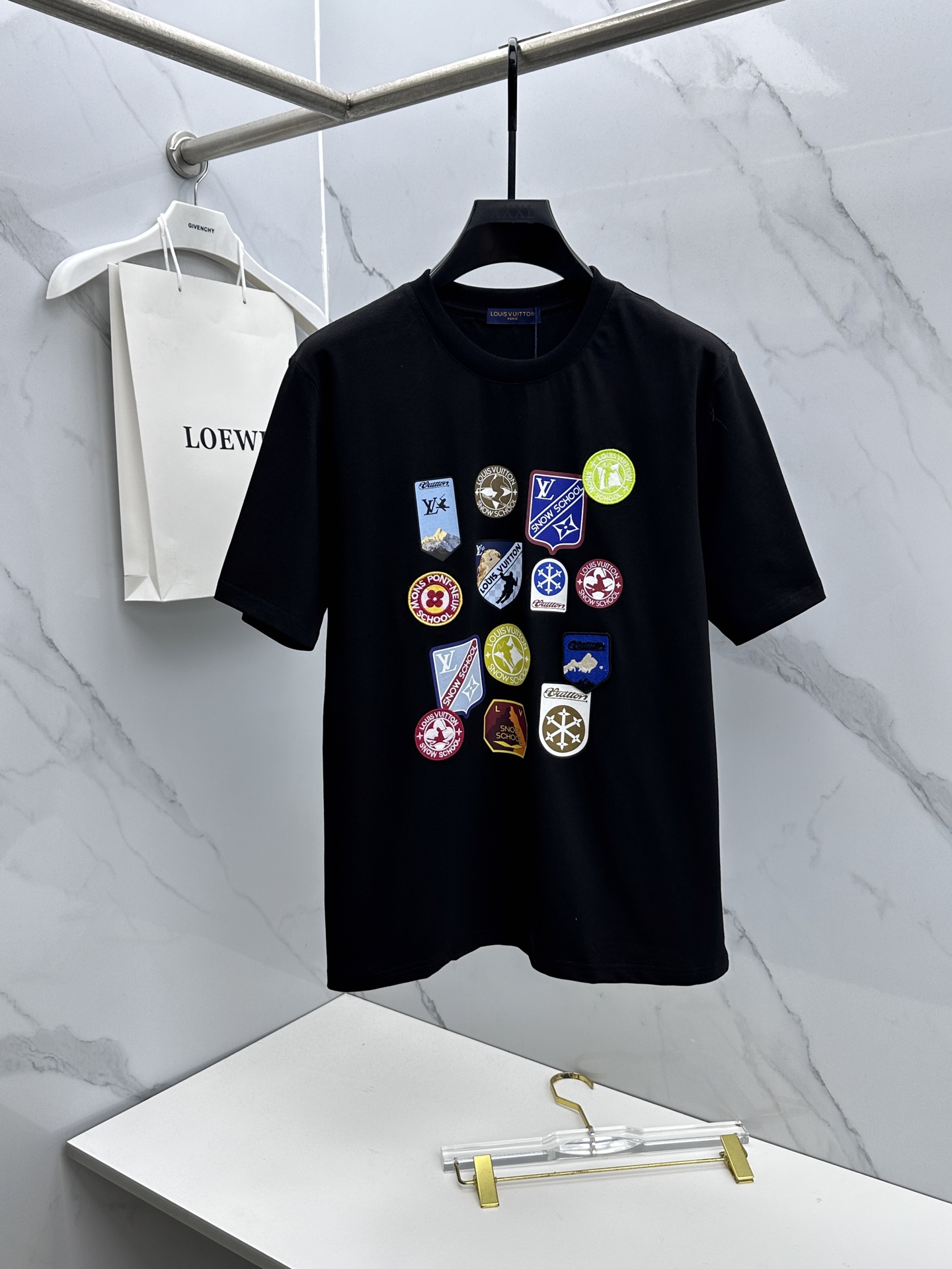 🌾 🆕LV路易威登 2026春夏新款徽章短袖 官网同款T恤，双纱纯棉面料 多元化搭配 迎合眼下时尚前沿的