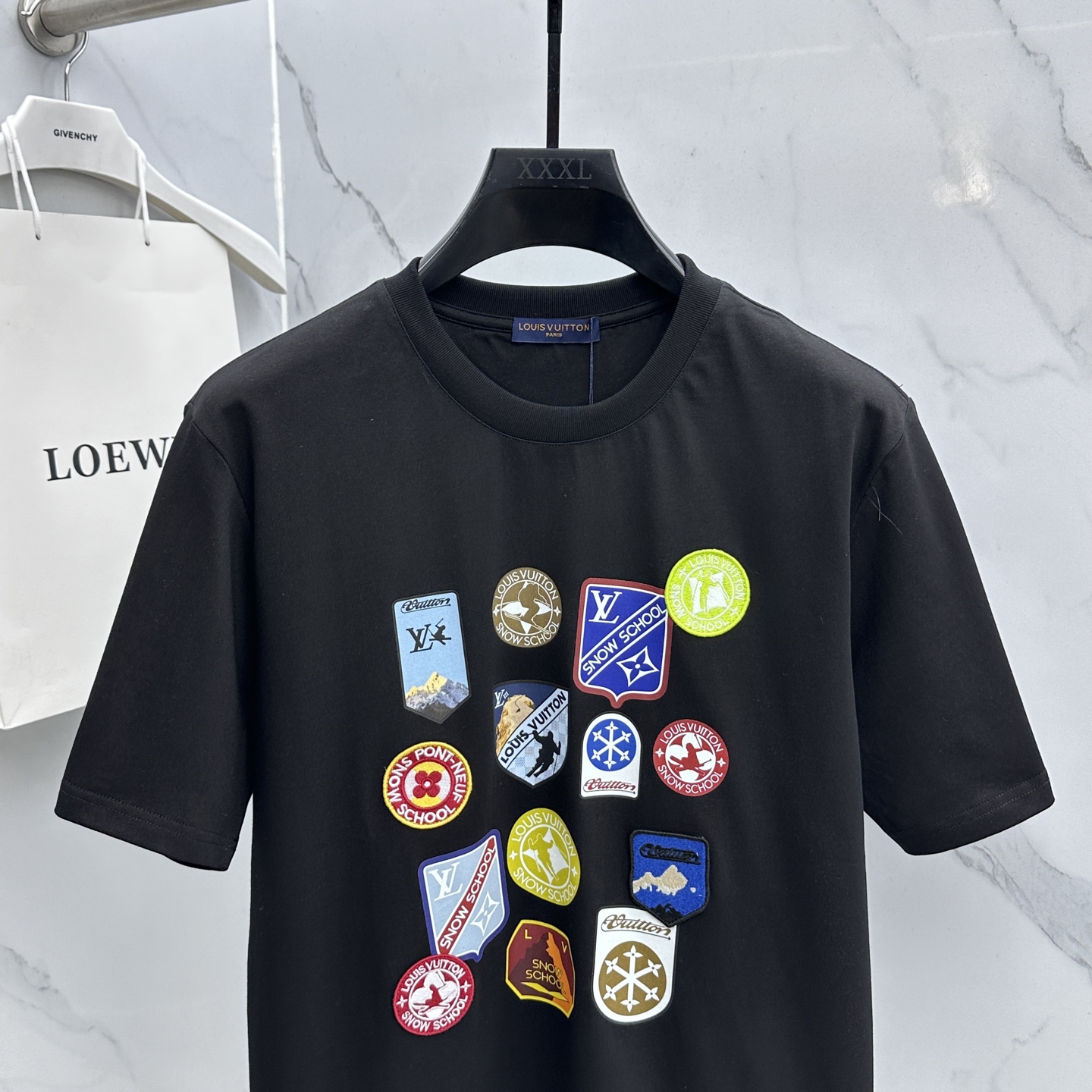 🌾 🆕LV路易威登 2026春夏新款徽章短袖 官网同款T恤，双纱纯棉面料 多元化搭配 迎合眼下时尚前沿的