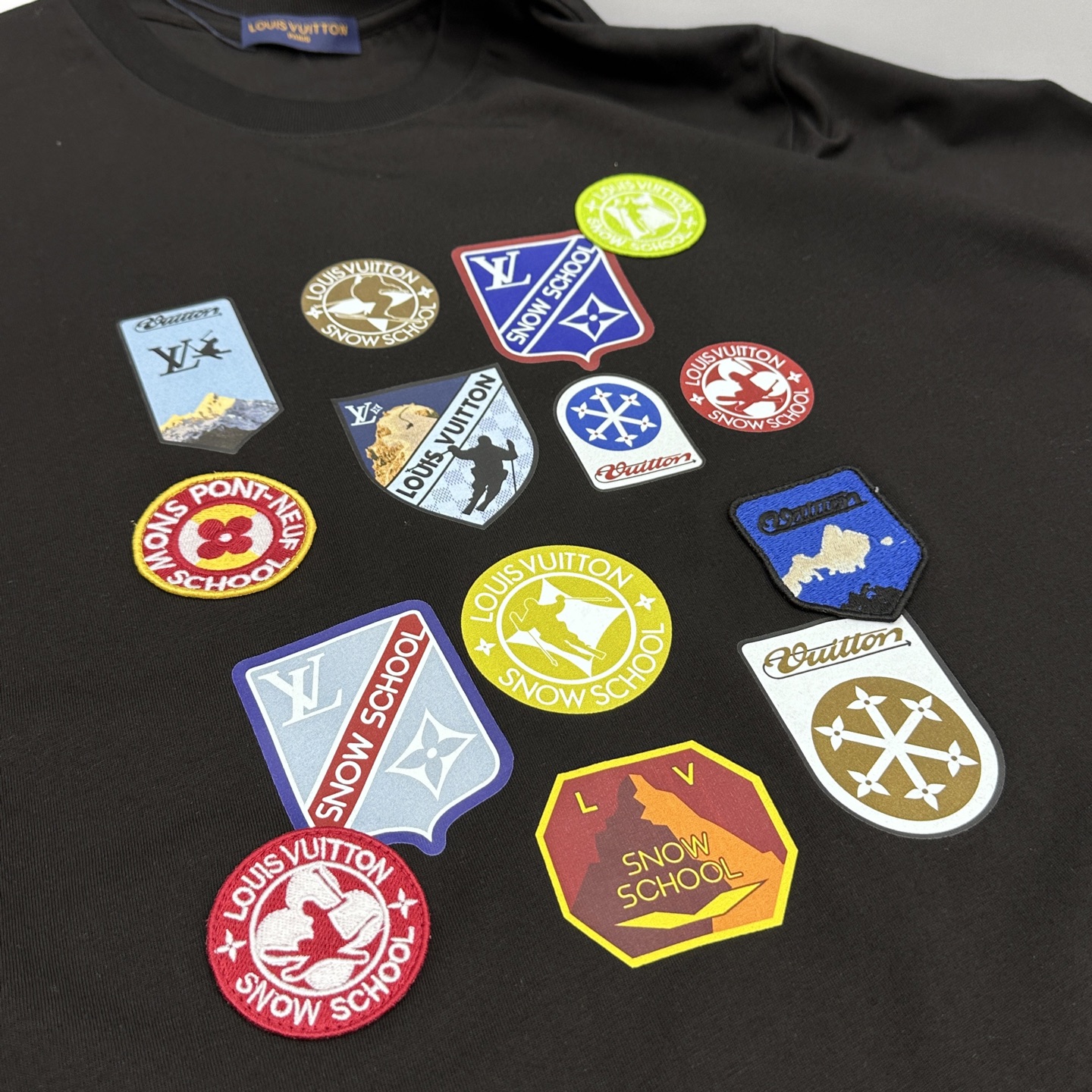 🌾 🆕LV路易威登 2026春夏新款徽章短袖 官网同款T恤，双纱纯棉面料 多元化搭配 迎合眼下时尚前沿的