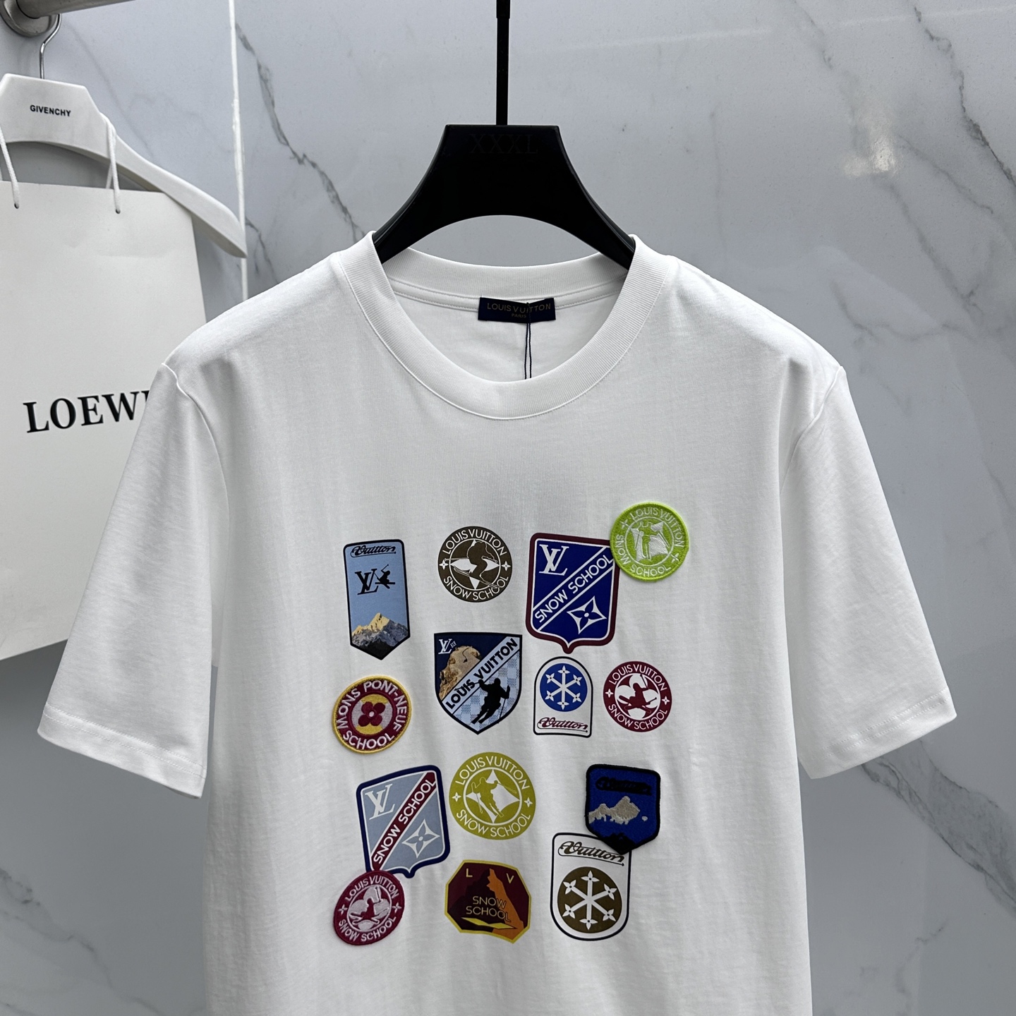 🌾 🆕LV路易威登 2026春夏新款徽章短袖 官网同款T恤，双纱纯棉面料 多元化搭配 迎合眼下时尚前沿的