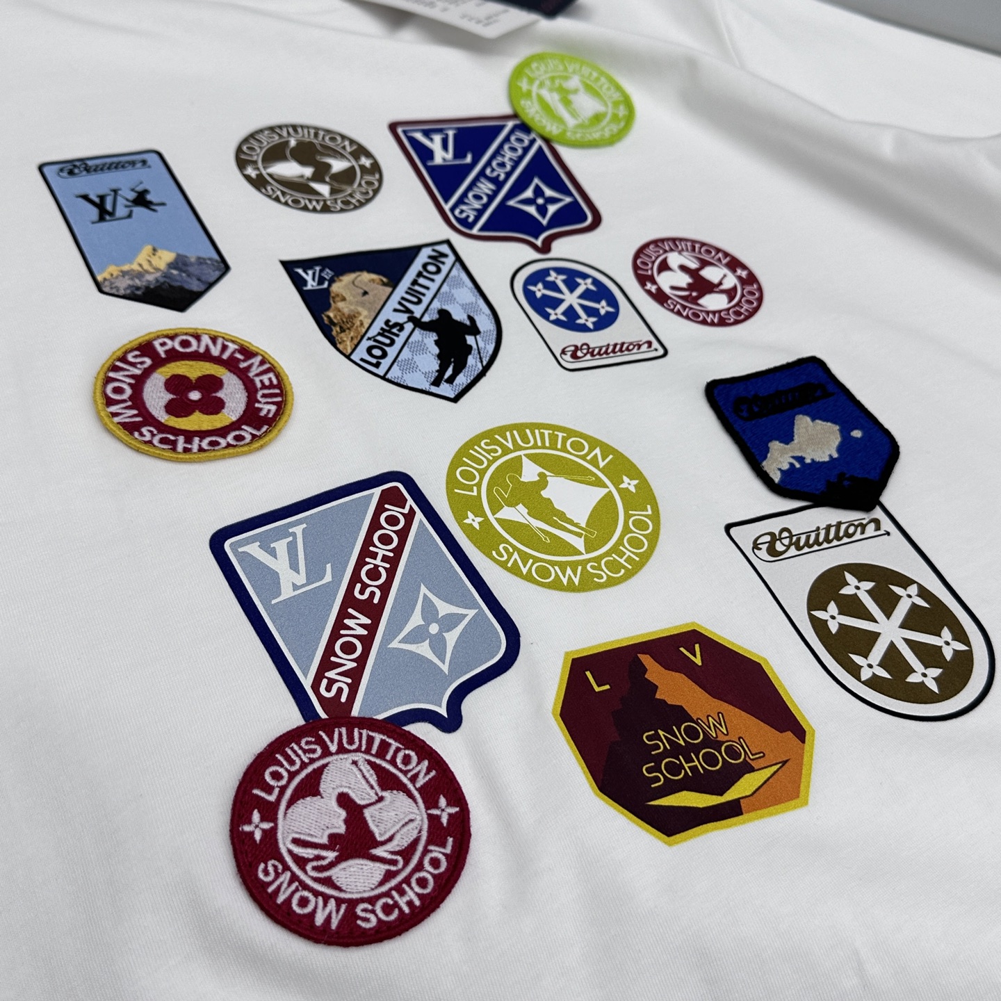 🌾 🆕LV路易威登 2026春夏新款徽章短袖 官网同款T恤，双纱纯棉面料 多元化搭配 迎合眼下时尚前沿的