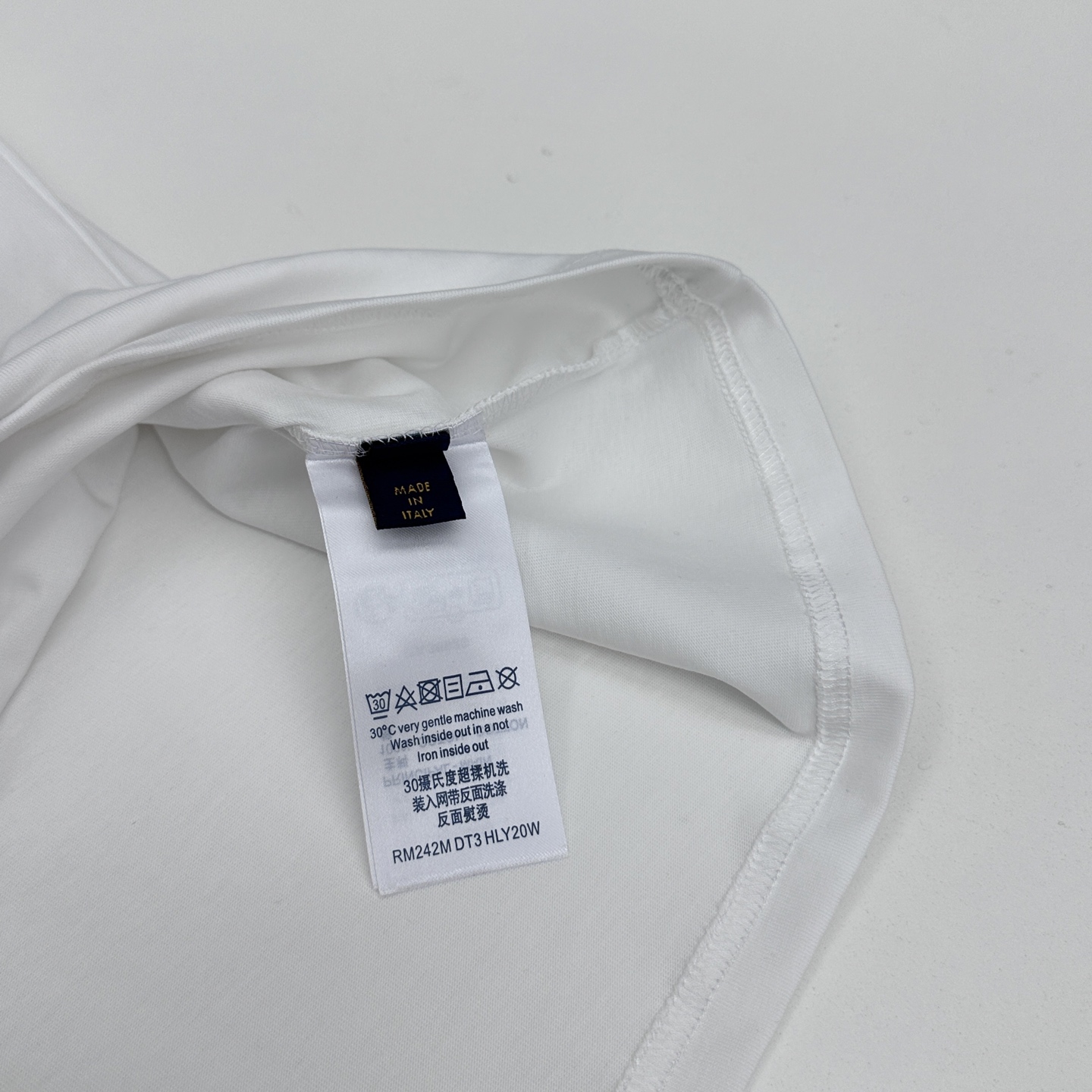 🌾 🆕LV路易威登 2026春夏新款徽章短袖 官网同款T恤，双纱纯棉面料 多元化搭配 迎合眼下时尚前沿的