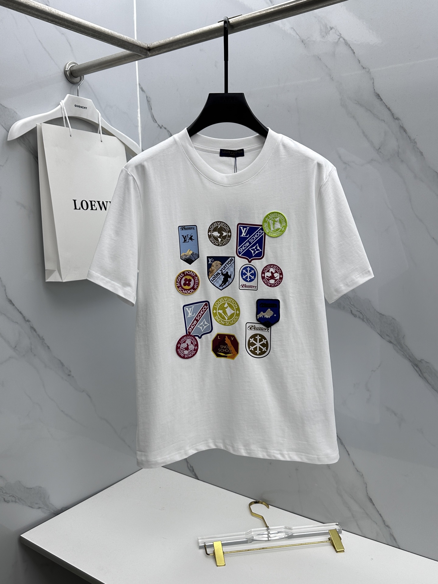 🌾 🆕LV路易威登 2026春夏新款徽章短袖 官网同款T恤，双纱纯棉面料 多元化搭配 迎合眼下时尚前沿的