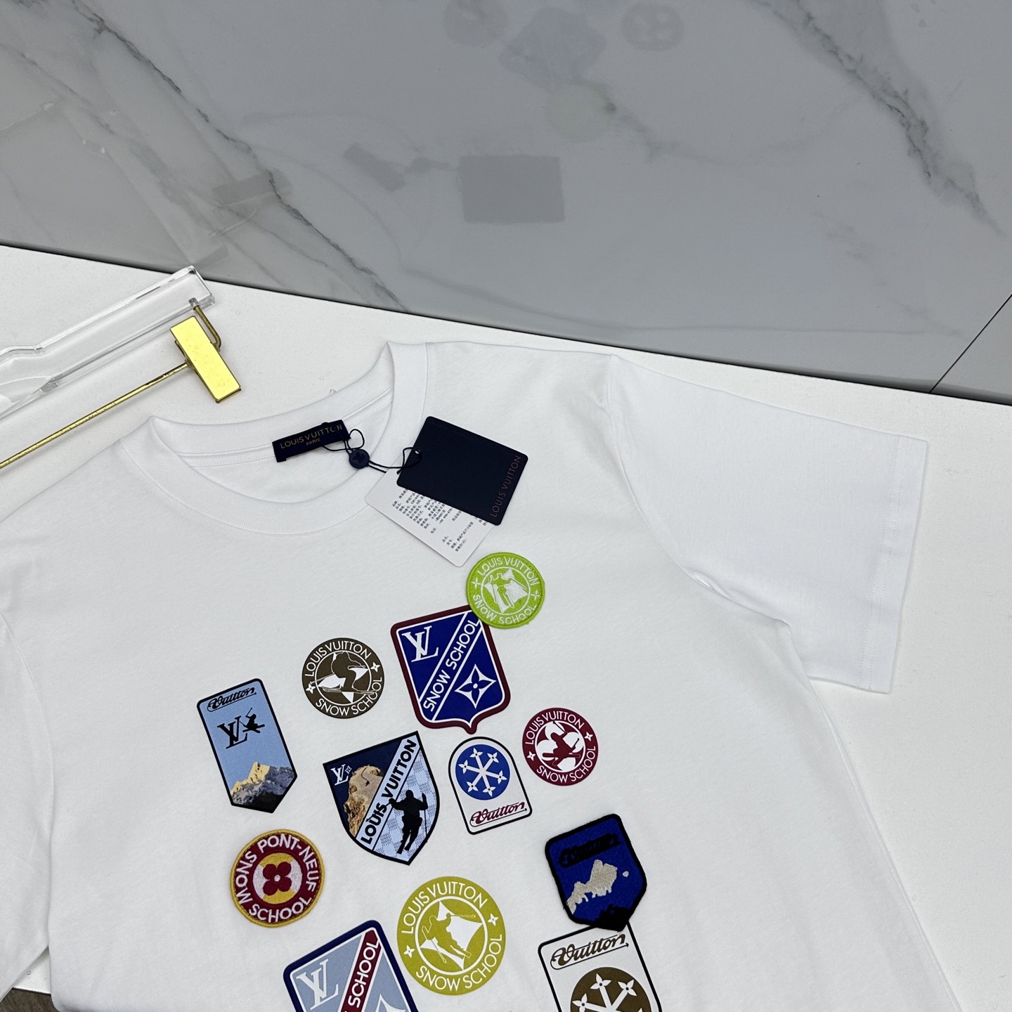 🌾 🆕LV路易威登 2026春夏新款徽章短袖 官网同款T恤，双纱纯棉面料 多元化搭配 迎合眼下时尚前沿的