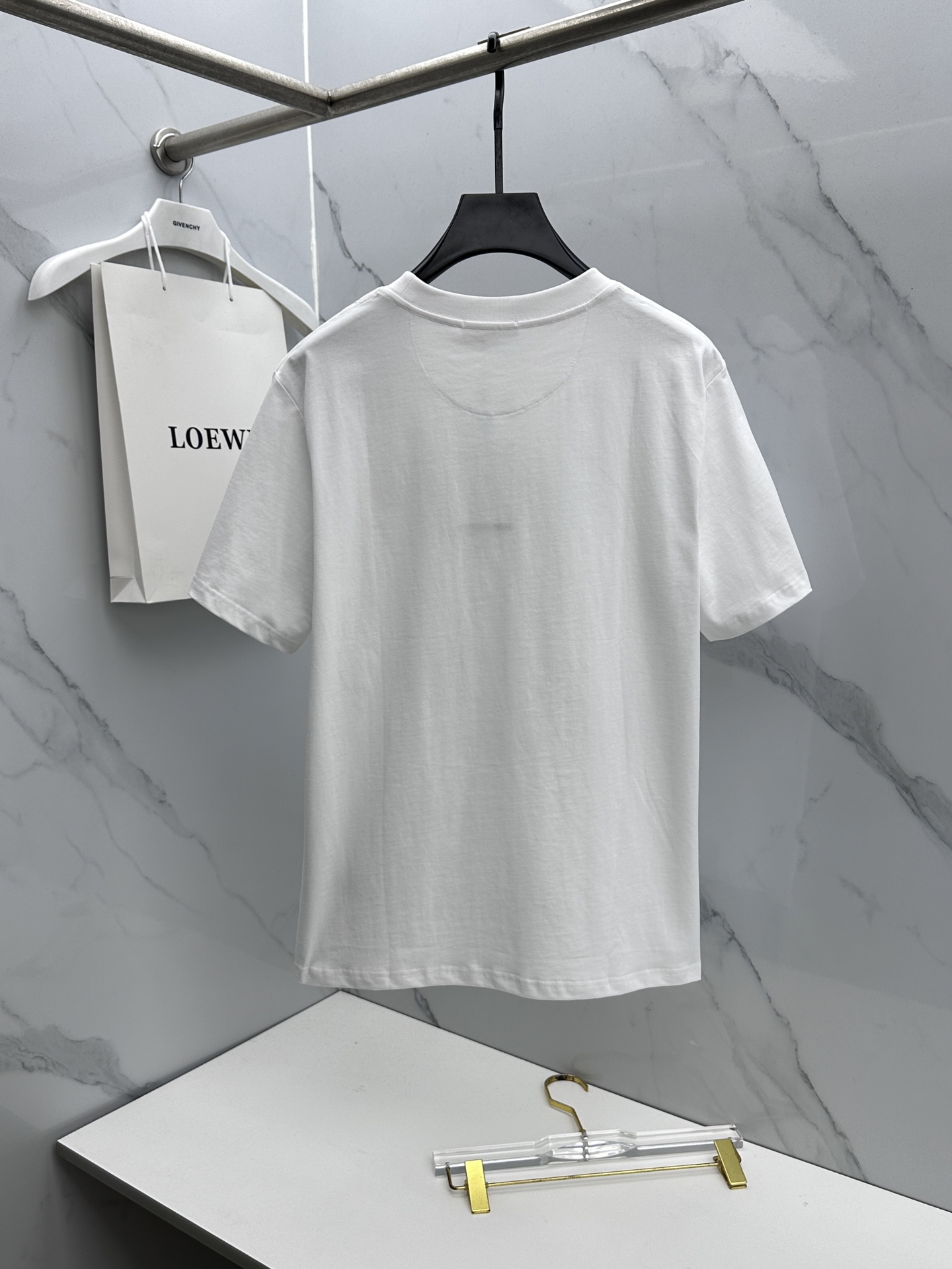 🌾 🆕LV路易威登 2026春夏新款徽章短袖 官网同款T恤，双纱纯棉面料 多元化搭配 迎合眼下时尚前沿的