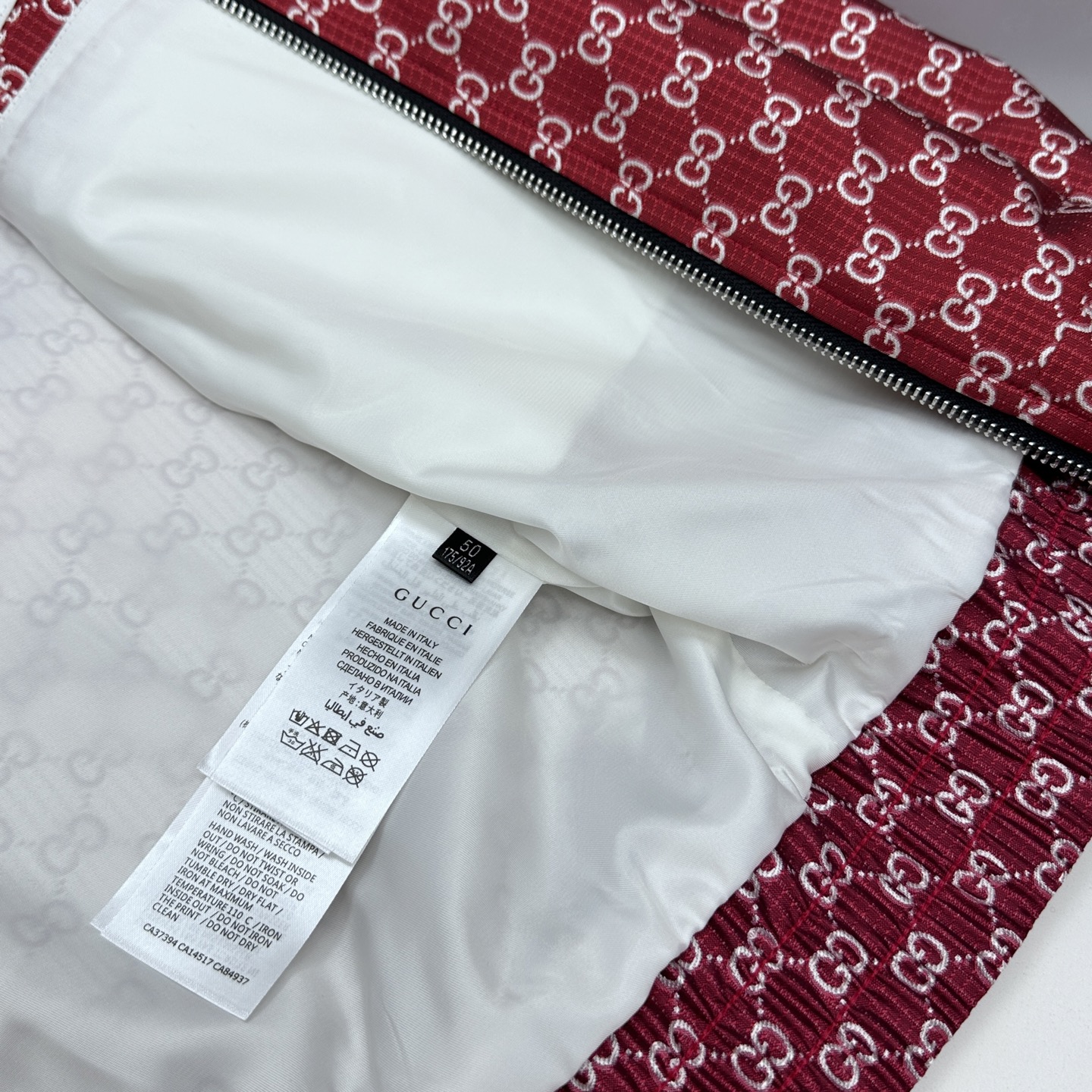 ￼ 🆕Gucci古驰 2026早春系列，最新时尚立领夹克外套.处处细节显工艺足够的高级 结构性剪裁的设计