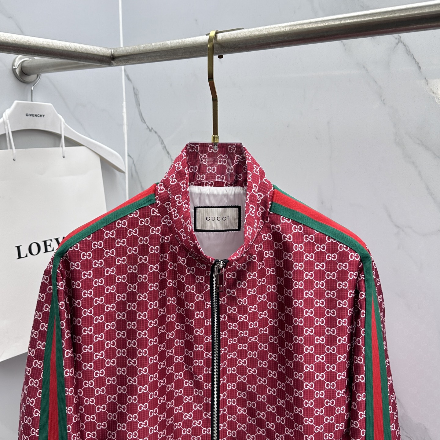 ￼ 🆕Gucci古驰 2026早春系列，最新时尚立领夹克外套.处处细节显工艺足够的高级 结构性剪裁的设计