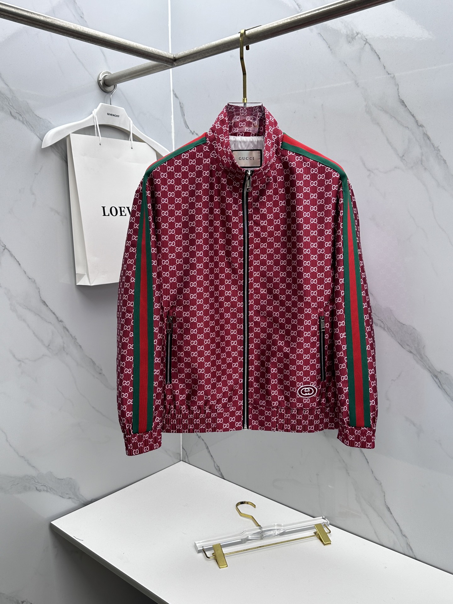 ￼ 🆕Gucci古驰 2026早春系列，最新时尚立领夹克外套.处处细节显工艺足够的高级 结构性剪裁的设计