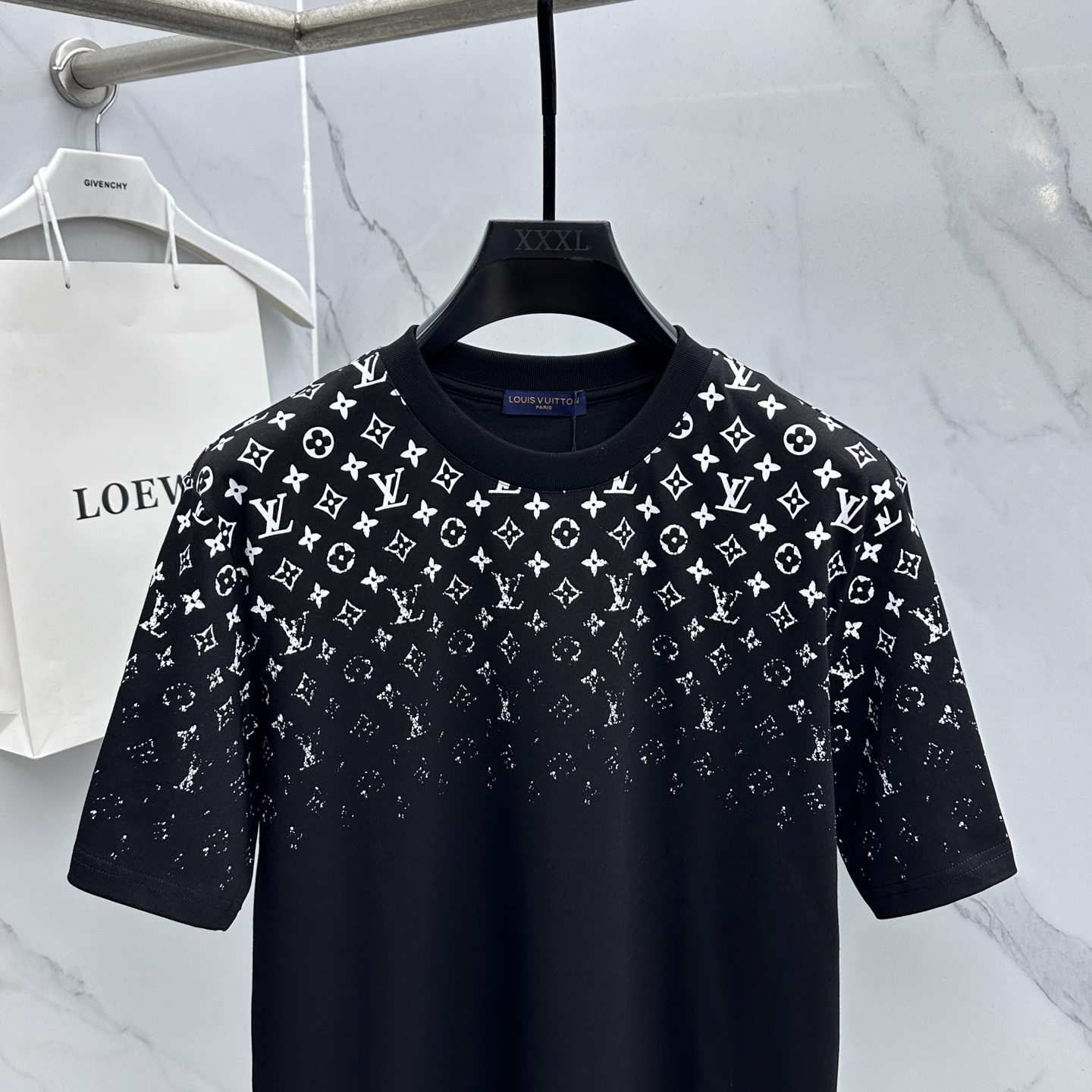 🆕LV路易威登 2026春夏新款渐变印花短袖 官网同款T恤，双纱纯棉面料 多元化搭配 迎合眼下时尚前沿的