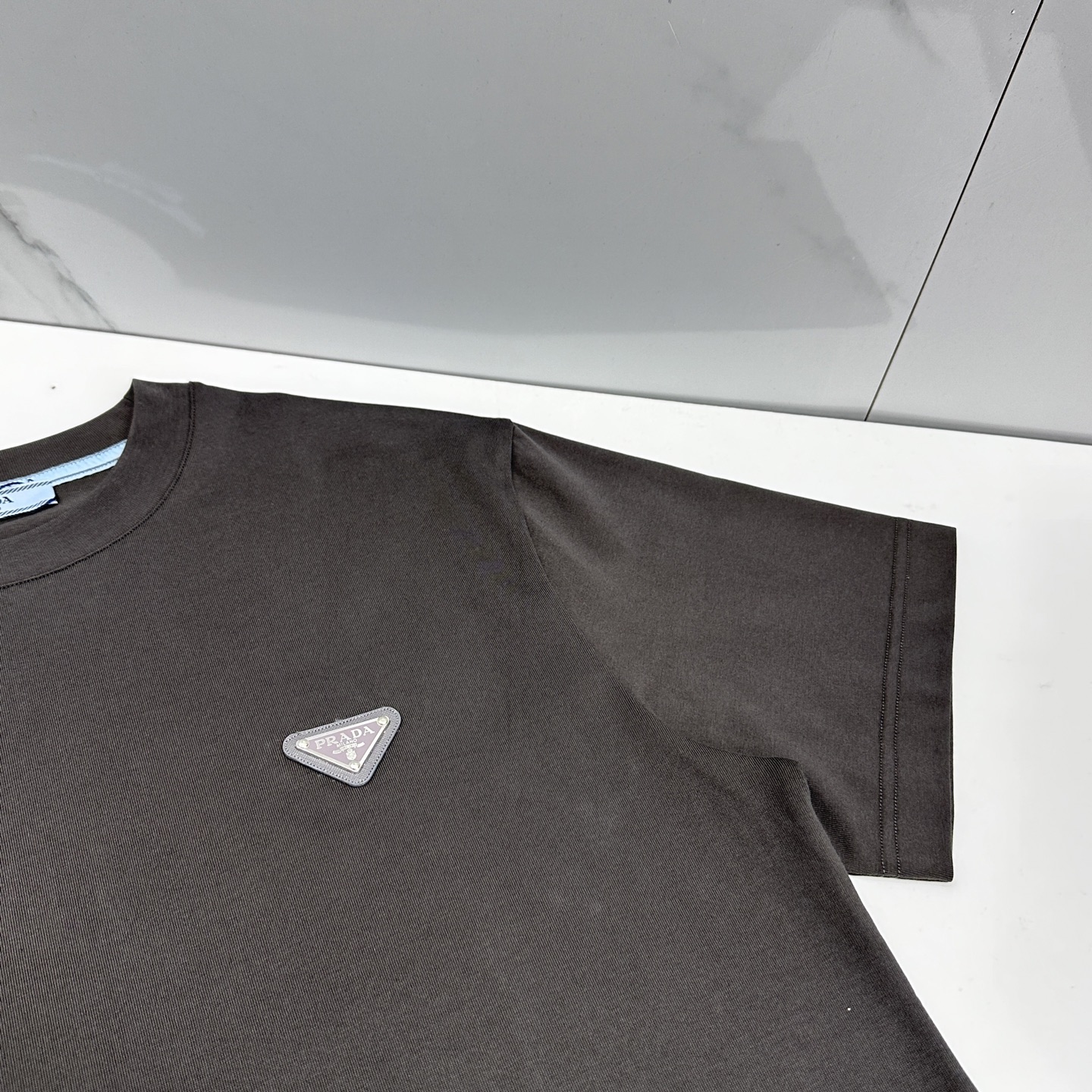 🆕Prada普拉达 2026春夏新款皮牌三角标简约短袖 官网同款T恤 双纱纯棉面料 多元化搭配 迎合眼下