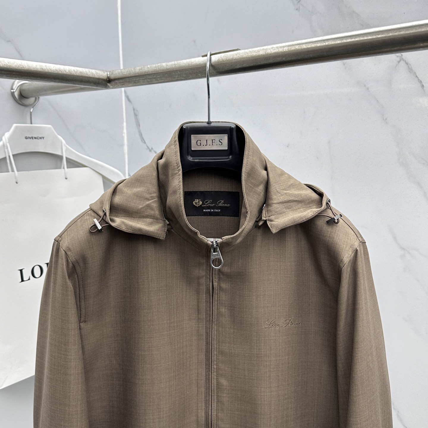 🆕Loro Piana 早春棉麻老钱风系列，最新时尚连帽夹克外套.帽子可拆卸，处处细节显工艺足够的高级 