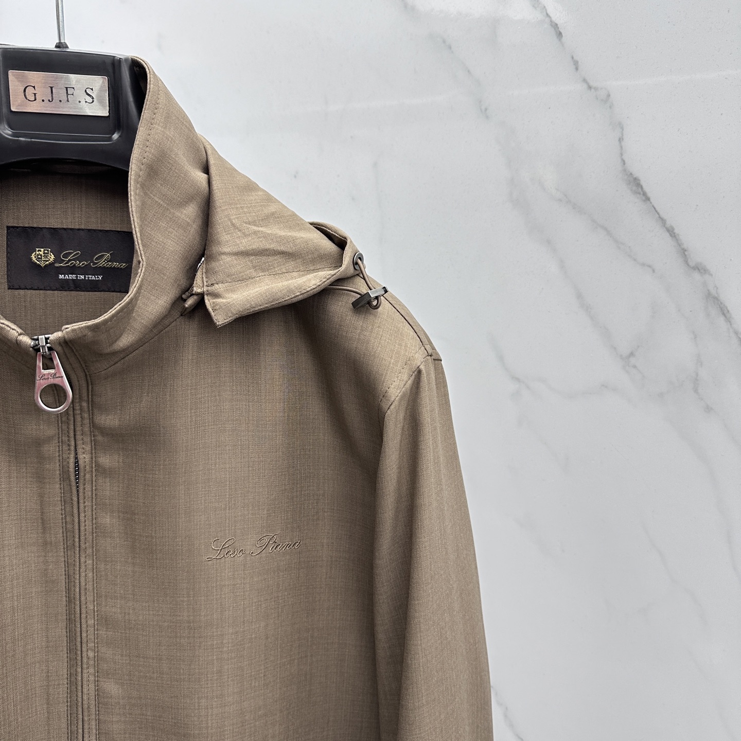 🆕Loro Piana 早春棉麻老钱风系列，最新时尚连帽夹克外套.帽子可拆卸，处处细节显工艺足够的高级 