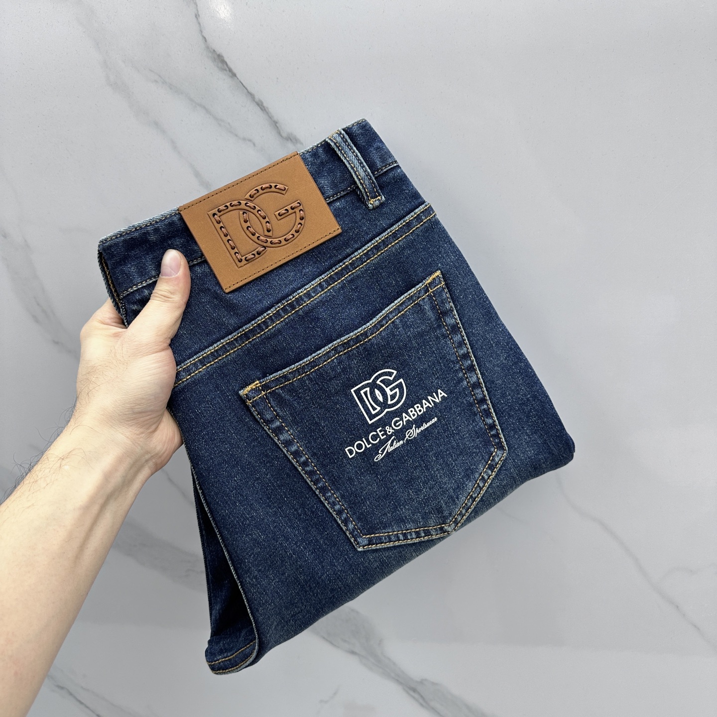 NO:746038,DG Dolce & Gabbana four-season denim. The latest casual small straight jeans are available at the counter simultaneously. Original order customization. Customized logo accessories for customers. Original order quality. Imported solid denim pure cotton fabric. Breathable and comfortable. Moderate thickness, can be worn in all seasons. High-end quality, you can buy A11 with confidence. Size 30-3835.37,,Dolce&Gabbana,jeans,19860909DG杜嘉班纳 四季牛仔.最新款休闲小直筒牛仔裤 柜台同步发售 原单定制 客供定制logo辅料 原单品质 进口固色丹宁纯棉面料 透气舒适.厚薄适中,四季可穿.高端品质,可放心选购A11 尺码30-3835.37,,Dolce&Gabbana,jeans,,Men's clothing