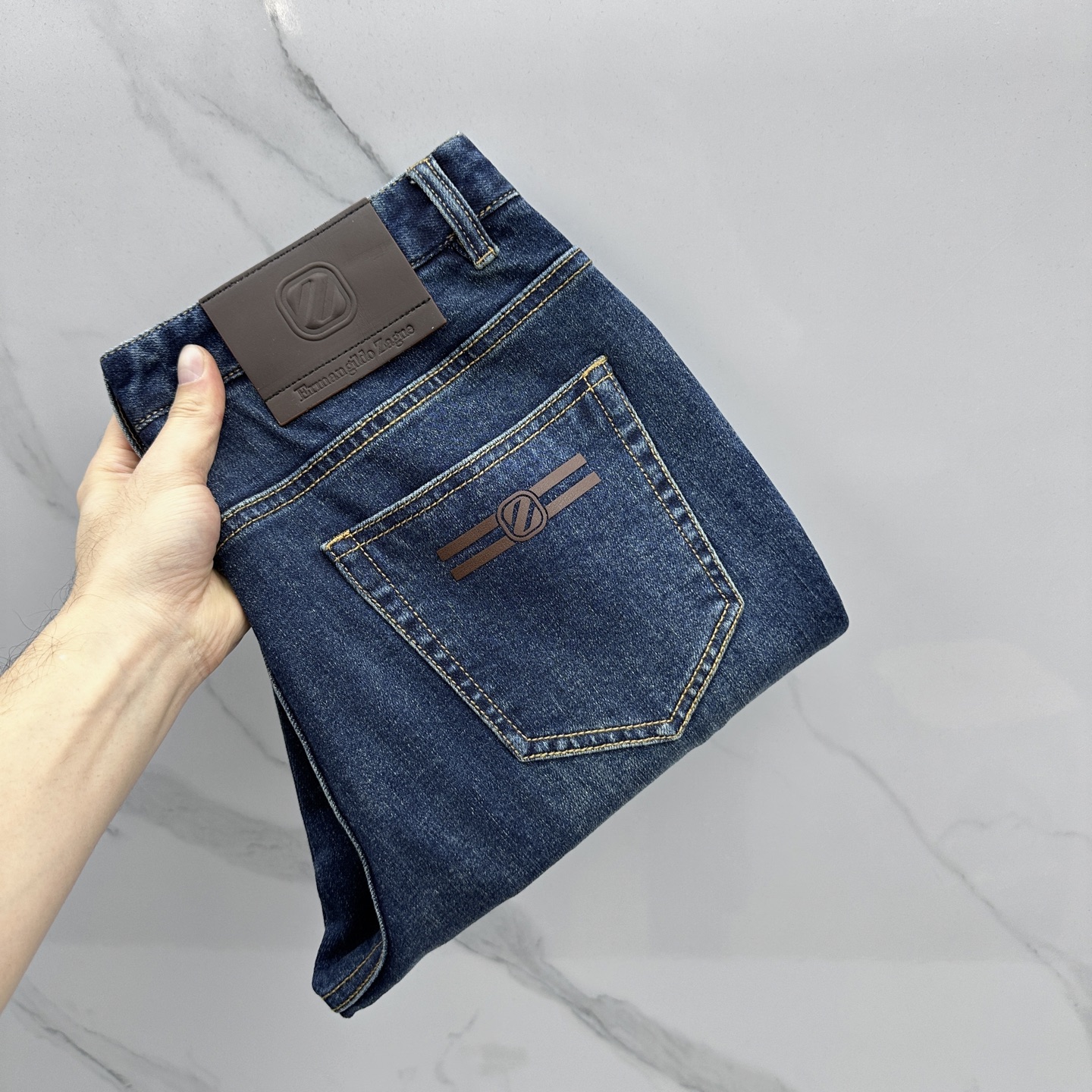 NO:746043,ZEGNA Zegna four-season denim. The latest casual small straight jeans are sold simultaneously at the counter. Original order customization. Customized logo accessories are provided. Original order quality. Imported solid denim pure cotton fabric. Breathable and comfortable. Moderate thickness, can be worn in all seasons. High-end quality, you can buy A11 with confidence. Size 30-3835.37,,zegna,jeans,19860909ZEGNA杰尼亚 四季牛仔.最新款休闲小直筒牛仔裤 柜台同步发售 原单定制 客供定制logo辅料 原单品质 进口固色丹宁纯棉面料 透气舒适.厚薄适中,四季可穿.高端品质,可放心选购A11 尺码30-3835.37,,zegna,jeans,,Men's clothing