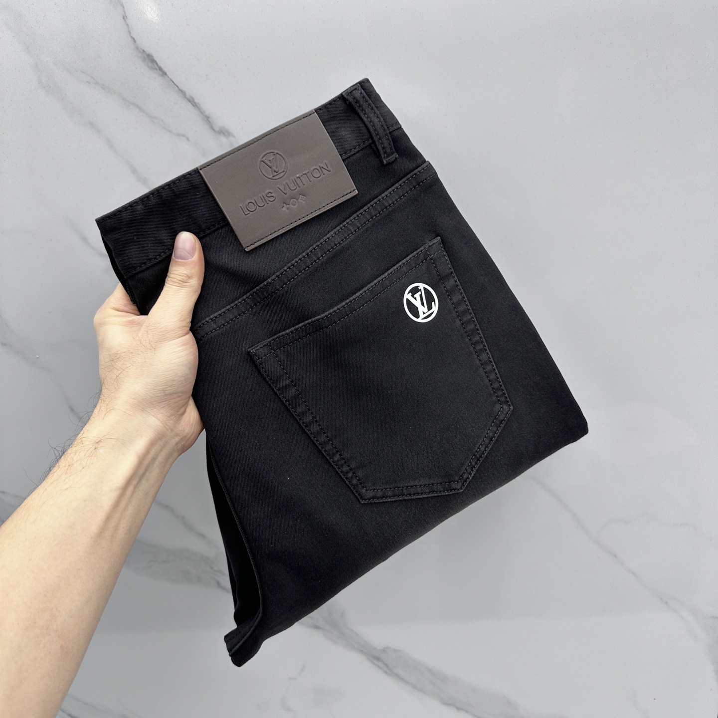 NO:746002,LV Louis Vuitton four-season denim. The latest casual small straight jeans are sold simultaneously at the counter. Original order customization. Customized logo accessories for customers. Original order quality. Imported solid denim pure cotton fabric. Breathable and comfortable. Moderate thickness, can be worn in all seasons. High-end quality, you can rest assured to buy A11. Size 30-3835.37,,louis vuitton,louis vuitton,jeans,19860909LV路易威登 四季牛仔.最新款休闲小直筒牛仔裤 柜台同步发售 原单定制 客供定制logo辅料 原单品质 进口固色丹宁纯棉面料 透气舒适.厚薄适中,四季可穿.高端品质,可放心选购A11 尺码30-3835.37,,louis vuitton,louis vuitton,jeans,,Men's clothing