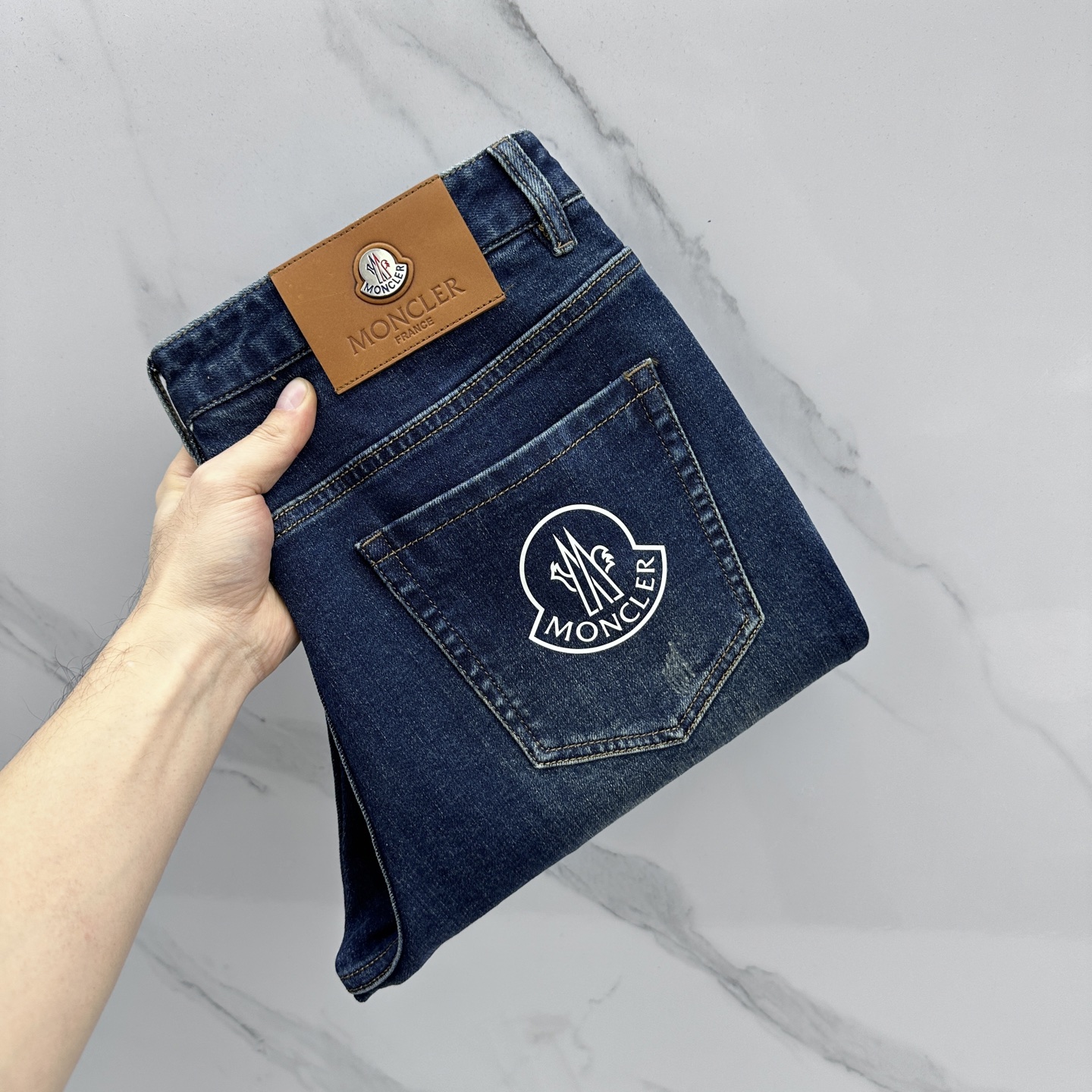 NO:746007,Moncler muzzle all-season denim. The latest casual small straight jeans are sold simultaneously at the counter. Original order customization. Customized logo accessories for customers. Original order quality. Imported solid denim pure cotton fabric. Breathable and comfortable. Moderate thickness, can be worn in all seasons. High-end quality, you can buy A11 with confidence. Size 30-3835.37,,Moncler,jeans,19860909Moncler蒙口 四季牛仔.最新款休闲小直筒牛仔裤 柜台同步发售 原单定制 客供定制logo辅料 原单品质 进口固色丹宁纯棉面料 透气舒适.厚薄适中,四季可穿.高端品质,可放心选购A11 尺码30-3835.37,,Moncler,jeans,,Men's clothing