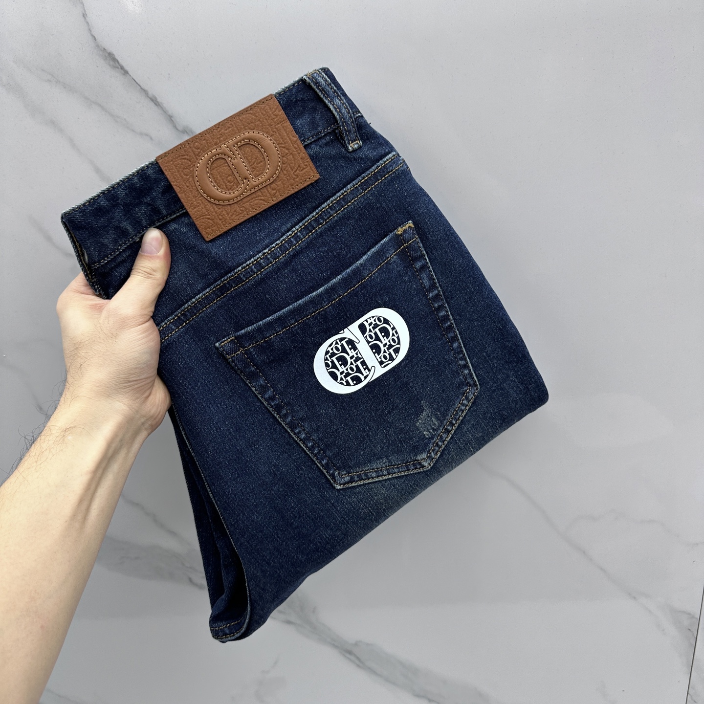 NO:746012,Dior Dior denim for all seasons. The latest casual small straight jeans are sold simultaneously at the counter. Original order customization. Customized logo accessories for customers. Original order quality. Imported solid denim pure cotton fabric. Breathable and comfortable. Moderate thickness, can be worn in all seasons. High-end quality, you can buy with confidence. A11 size 30-3835.37,, dior, dior, jeans,19860909Dior迪奥 四季牛仔.最新款休闲小直筒牛仔裤 柜台同步发售 原单定制 客供定制logo辅料 原单品质 进口固色丹宁纯棉面料 透气舒适.厚薄适中,四季可穿.高端品质,可放心选购A11 尺码30-3835.37,,dior,dior,jeans,,Men's clothing