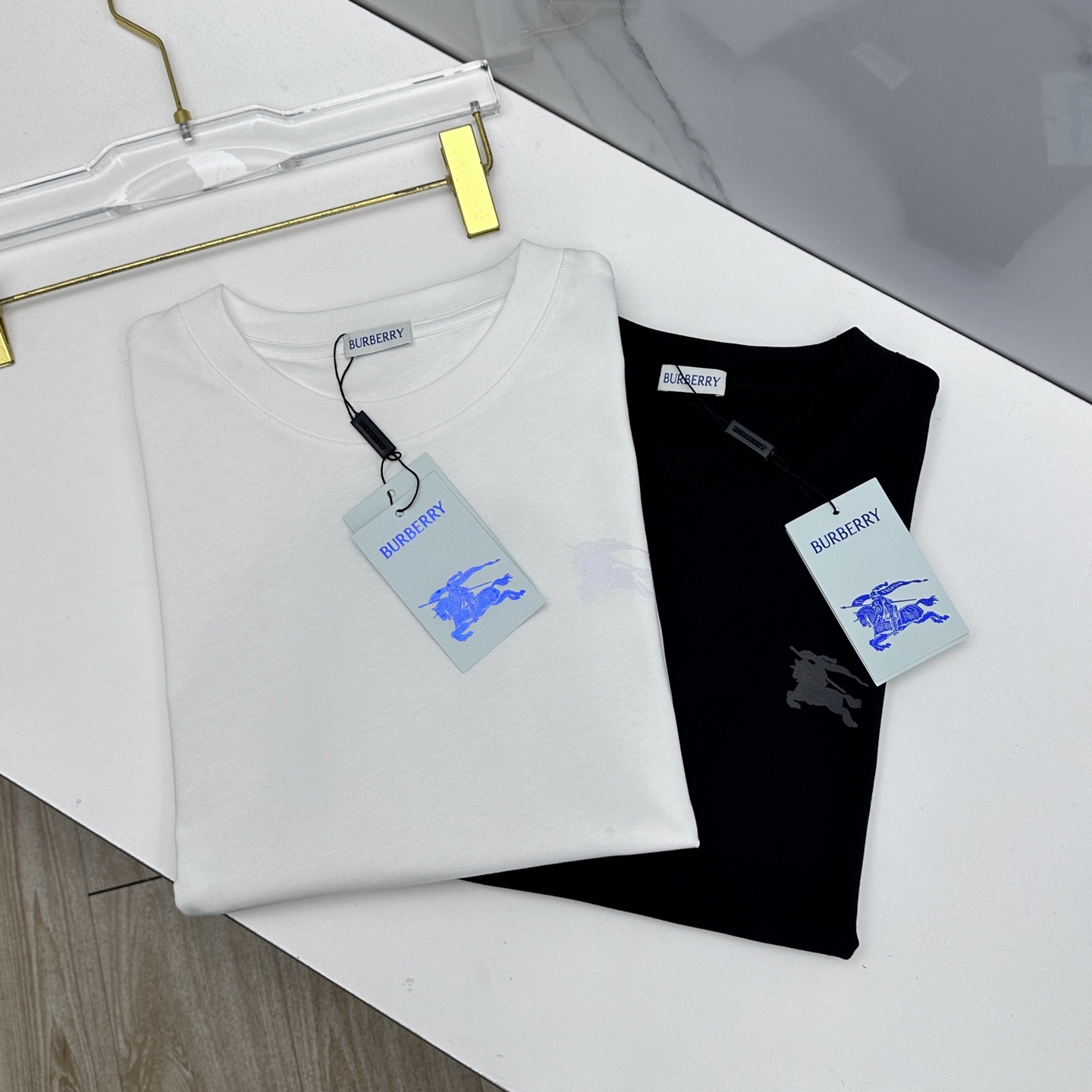 NO:775305,Burberry 2026 spring and summer new flocking printed short-sleeved T-shirt of the same style as the official website, double yarn pure cotton fabric, diversified matching, catering to the current innovative trend of fashion cutting-edge, collision of retro and modern elements, extreme violent aesthetics. Fashion matching, complete three standards, se sizes S-XXL,, burberry, burberry, T-shirt, tees, t-shirt,19860909Burberry巴宝莉 2026春夏新款植绒印花短袖 官网同款T恤,双纱纯棉面料 多元化搭配 迎合眼下时尚前沿的创新趋势 复古与现代化元素的碰撞 极端的暴力美学.时尚搭配 三标齐全 se 尺码S-XXL,,burberry,burberry,T-shirt,tees，t-shirt,,Men's clothing