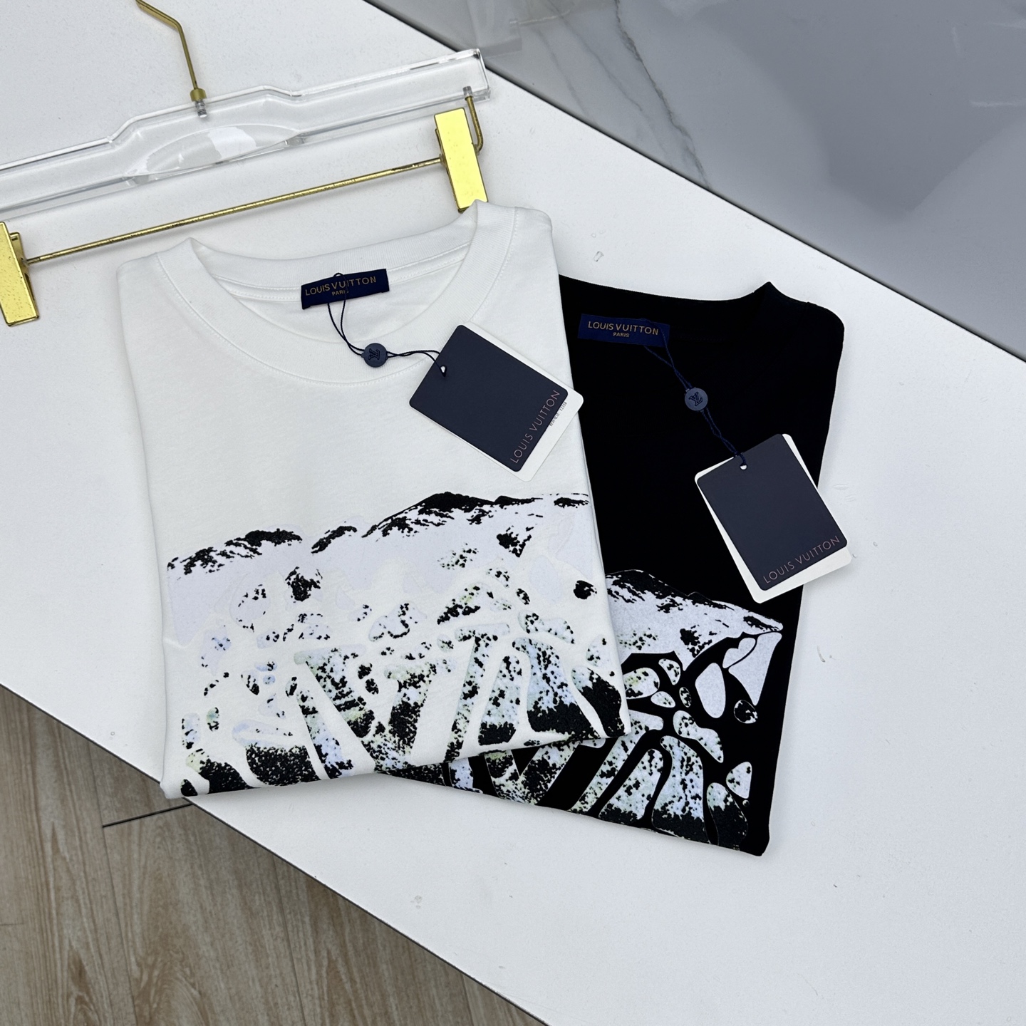 NO:775307,LV Louis Vuitton 2026 spring and summer new printed short-sleeved T-shirt of the same style as the official website, double yarn pure cotton fabric, diversified matching, catering to the current innovative trend of fashion cutting-edge, collision of retro and modern elements, extreme violent aesthetics. Fashion matching, complete three standards, se size S-XXL,, louis vuitton, louis vuitton, T-shirt, tees, t-shirt,19860909LV路易威登 2026春夏新款印花短袖 官网同款T恤,双纱纯棉面料 多元化搭配 迎合眼下时尚前沿的创新趋势 复古与现代化元素的碰撞 极端的暴力美学.时尚搭配 三标齐全 se 尺码S-XXL,,louis vuitton,louis vuitton,T-shirt,tees，t-shirt,,Men's clothing
