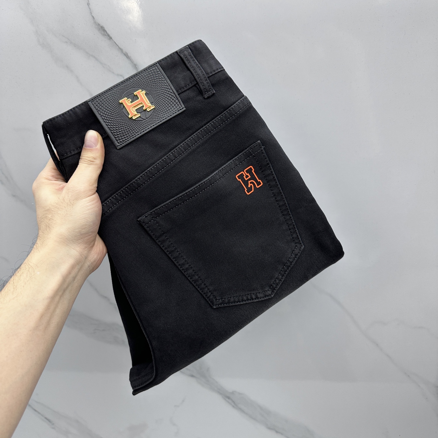 NO:733449,Hermes Haute Couture, Four Seasons New Washed Jeans, Available simultaneously at the counter, Original customized replica, Original hardware accessories, Original quality, Imported solid color denim fabric, Heavy washing, Fine workmanship, and excellent upper body!  Preferred item Produced by A11 Size 30-38 No 35.37,,hermes,hermes,jeans,19860909Hermes爱马仕 高定款 四季款新款水洗牛仔裤 柜台同步发售 原版定制复刻 原版五金辅料 原单品质 进口固色牛仔面料 重工洗水 做工走线精细 上身绝佳！优选单品 A11出品 码数30-38无35.37,,hermes,hermes,jeans,,Men's clothing