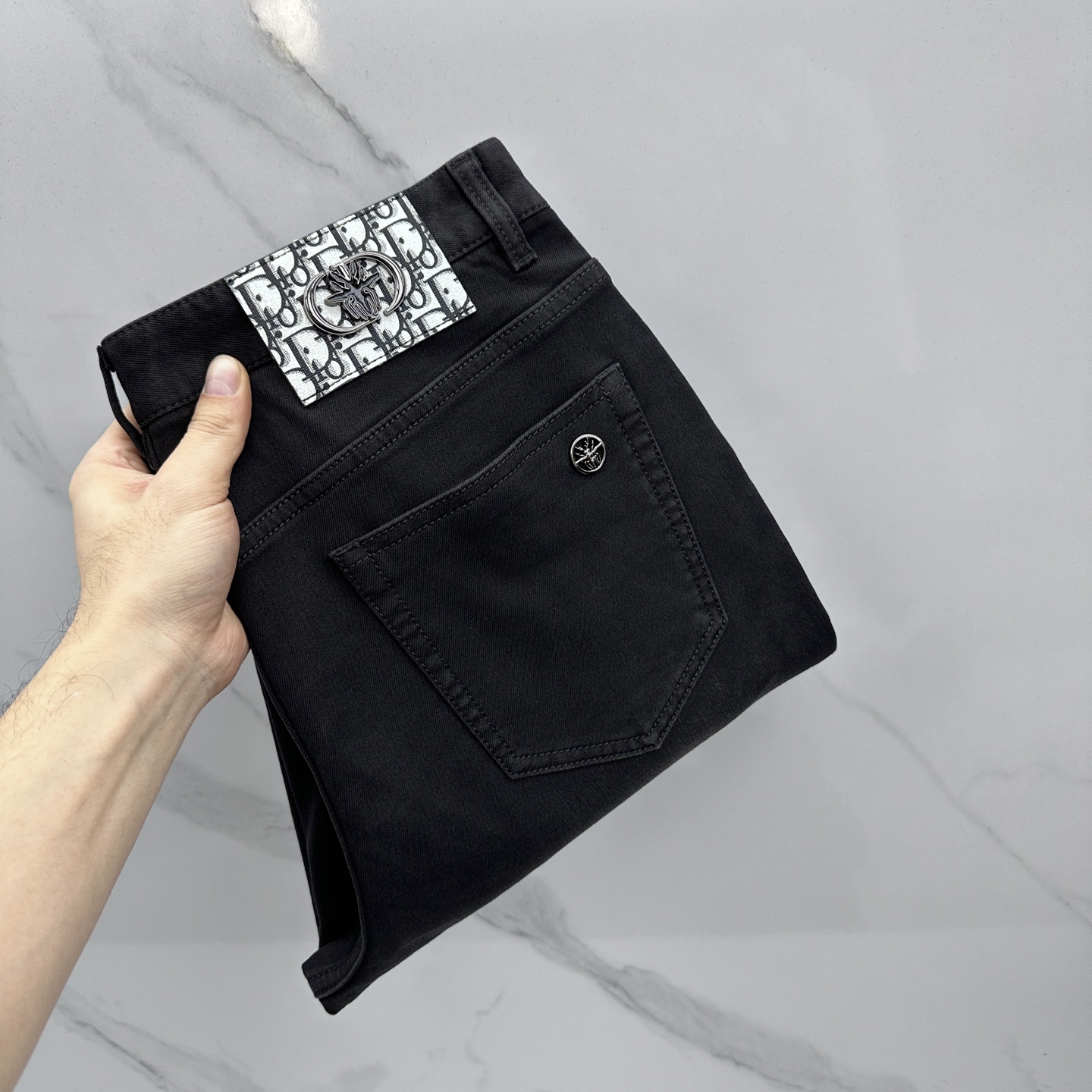 NO:733443,Dior Haute Couture, Four Seasons New Washed Jeans, Available simultaneously at the counter, Original customized replicas, Original hardware accessories, Original quality, Imported solid color denim fabric, Heavy washing, Fine workmanship, and excellent upper body!  Preferred item Produced by A11 Size 30-38 No 35.37,,dior,dior,jeans,19860909Dior迪奥 高定款 四季款新款水洗牛仔裤 柜台同步发售 原版定制复刻 原版五金辅料 原单品质 进口固色牛仔面料 重工洗水 做工走线精细 上身绝佳！优选单品 A11出品 码数30-38无35.37,,dior,dior,jeans,,Men's clothing