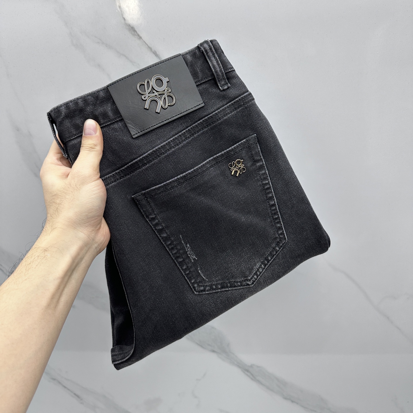 NO:733437,LOEWE Haute Couture Four Seasons New Washed Jeans Simultaneous Sale at the Counter Original Customized Re-Engraving Original Hardware Accessories Hand-Teared Original Quality Imported Solid Color Denim Fabric Heavy Washing Fine Workmanship Excellent Upper Body!  Preferred item Produced by A11 Size 30-38 No 35.37,,loewe,loewe,jeans,19860909LOEWE罗意威 高定款 四季款新款水洗牛仔裤 柜台同步发售 原版定制复刻 原版五金辅料 手工磨破 原单品质 进口固色牛仔面料 重工洗水 做工走线精细 上身绝佳！优选单品 A11出品 码数30-38无35.37,,loewe,loewe,jeans,,Men's clothing