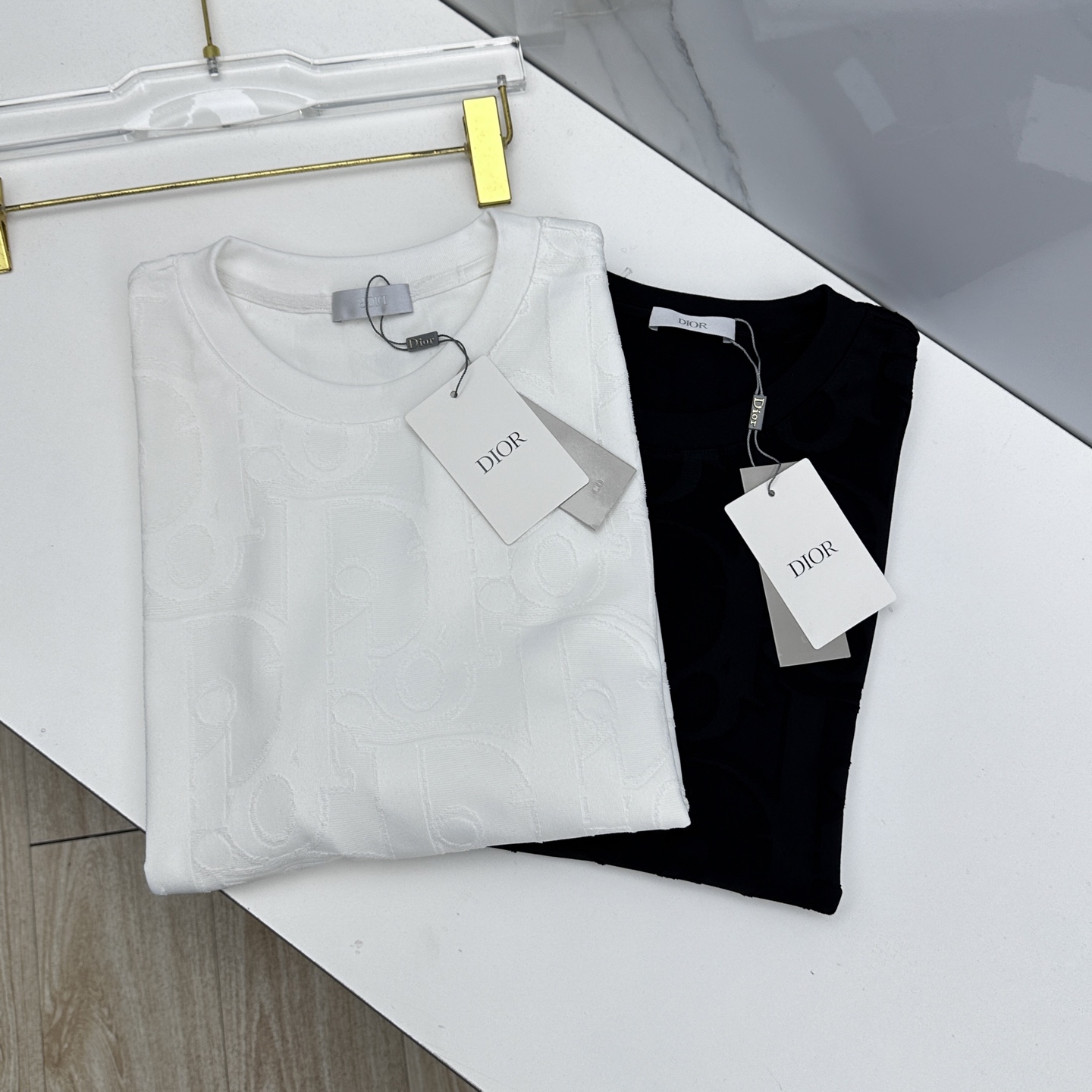 NO:775341,Dior Dior 2026 spring and summer new jacquard short-sleeved T-shirt of the same style as the official website, double yarn pure cotton fabric, diversified matching, catering to the current innovative trend of fashion cutting-edge, collision of retro and modern elements, extreme violent aesthetics. Fashion matching, complete three standards, se sizes S-XXL,, dior, dior, T-shirt, tees, t-shirt,19860909Dior迪奥 2026春夏新款提花短袖 官网同款T恤,双纱纯棉面料 多元化搭配 迎合眼下时尚前沿的创新趋势 复古与现代化元素的碰撞 极端的暴力美学.时尚搭配 三标齐全 se 尺码S-XXL,,dior,dior,T-shirt,tees，t-shirt,,Men's clothing