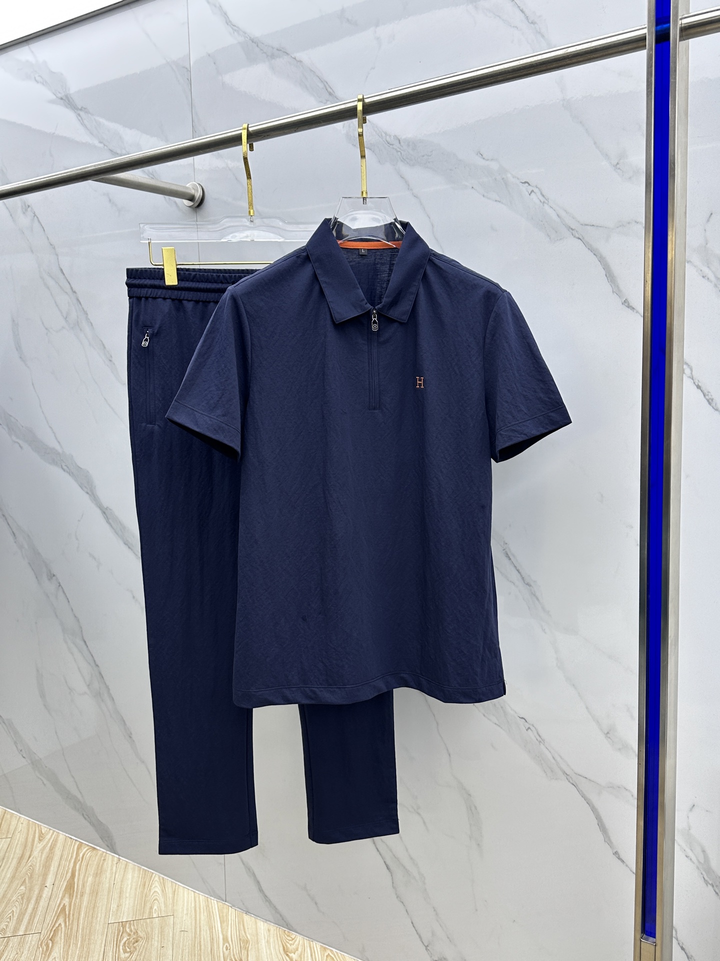 NO:735505,Hermes 26 new spring and summer suit, zipper lapel short-sleeved trousers, available at the counter simultaneously, light luxury fashion, high-end quality, brand logo embroidery design on the chest, high-definition mulberry silk fabric, comfortable and cool to wear, breathable, high-grade and high-quality, fashionable and casual!  nb size M-4XL,,hermes,hermes,T-shirt,19860909Hermes爱马仕 26春夏新款套装 拉链翻领短袖长裤 柜台同步发售 轻奢时尚 高端品质 胸前品牌logo刺绣设计 高定桑蚕丝面料 穿着舒适冰凉 透气 档次高很有质感 时尚又休闲！nb 码数M-4XL,,hermes,hermes,T-shirt,,Men's clothing