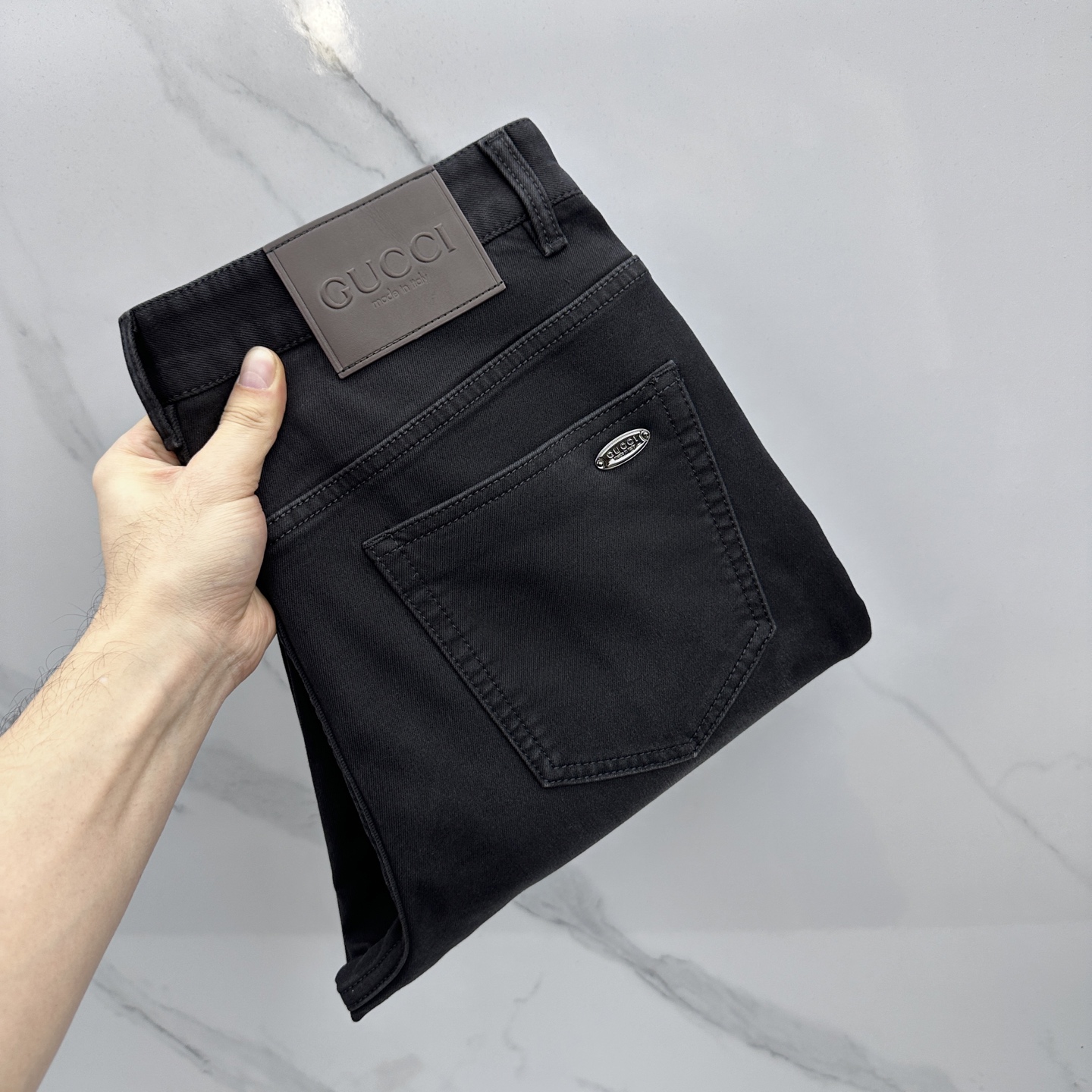 NO:735666,The Gucci men's clothing series is an existence that cannot be copied or replaced in the fashion circle. It represents a typical Italian brand. The craftsmanship, quality and tailoring design are all top-notch, classic and fashionable, tough and capable lines, in line with men's favorite tones, just the right washing process, and a retro tone. Partial use of washing process to enrich the details, quite individual color, highlights the uninhibited and wild side of denim, and also demonstrates the charm of its own craftsmanship, with a strong sense of quality!  A11 size 30-3835.37,,gucci,gucci,19860909Gucci古驰 男装系列属于时装圈无法复制和取代的存在,代表着意式典型的品牌 工艺、品质及剪裁设计都堪称一流,经典时尚,硬朗干练的线条,符合男性最为心头好的色调,恰到好处的水洗工艺,复古的腔调特别足,局部运用水洗工艺来丰富细节,颇具个性色彩,凸显了丹宁不羁与野性的一面,亦彰显了本身的工艺魅力,品质感极强！A11 尺码30-3835.37,,gucci,gucci,,Men's clothing