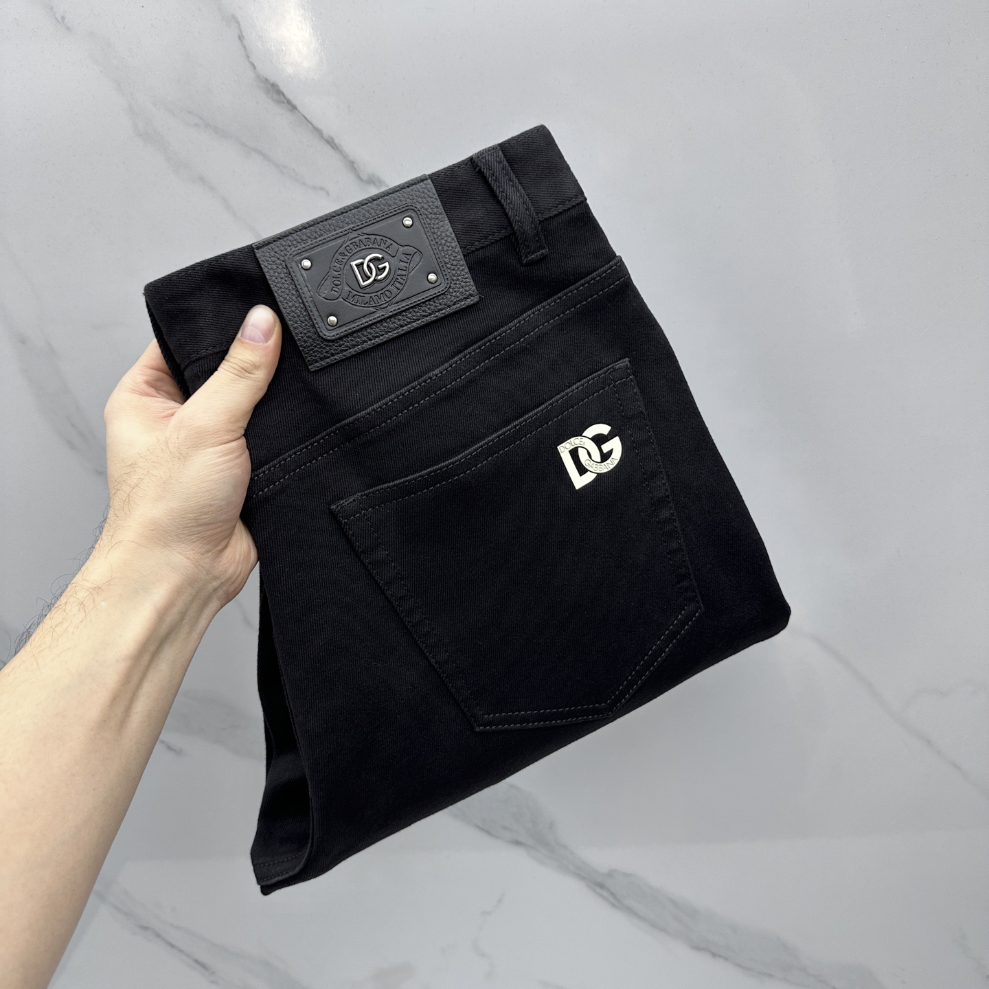 NO:735549,The DG Dolce & Gabbana men's wear series is an existence that cannot be copied or replaced in the fashion circle. It represents a typical Italian brand. The craftsmanship, quality and tailoring design are all top-notch, classic and fashionable, tough and capable lines, in line with men's favorite tones, just the right washing process, and a retro accent. Partial use of washing process to enrich the details, quite individual color, highlights the uninhibited and wild side of denim, and also demonstrates the charm of its own craftsmanship, with a strong sense of quality!  A11 size 30-3835.37,,Dolce&Gabbana,19860909DG杜嘉班纳 男装系列属于时装圈无法复制和取代的存在,代表着意式典型的品牌 工艺、品质及剪裁设计都堪称一流,经典时尚,硬朗干练的线条,符合男性最为心头好的色调,恰到好处的水洗工艺,复古的腔调特别足,局部运用水洗工艺来丰富细节,颇具个性色彩,凸显了丹宁不羁与野性的一面,亦彰显了本身的工艺魅力,品质感极强！A11 尺码30-3835.37,,Dolce&Gabbana,,Men's clothing