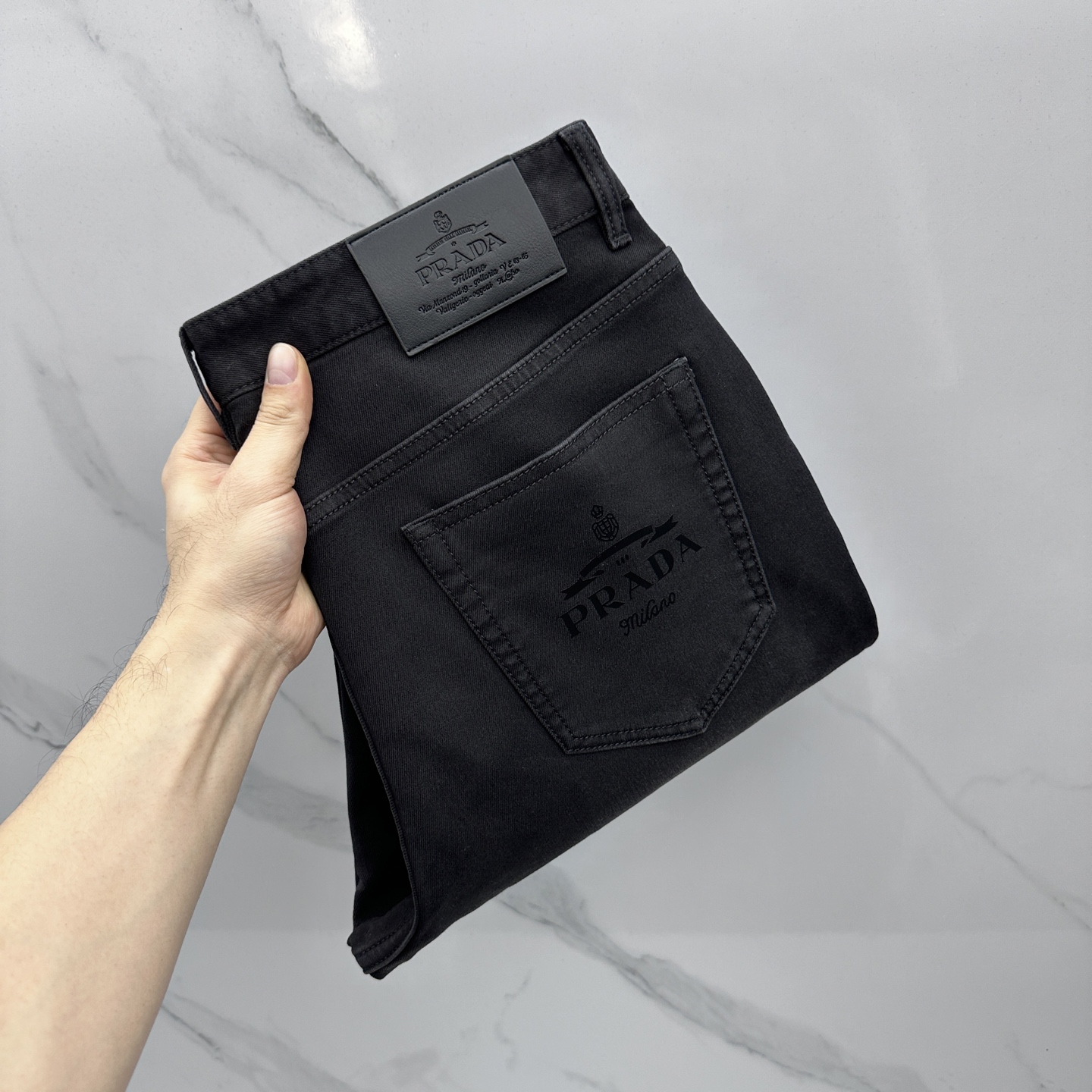 NO:735554,The Prada men's wear series is something that cannot be copied or replaced in the fashion industry. It represents a typical Italian brand. Its craftsmanship, quality and tailoring design are all top-notch, classic and fashionable, tough and capable lines, in line with men's favorite tones, just the right washing process, and a retro accent. Partial use of washing process to enrich the details, quite personalized, highlights the uninhibited and wild side of denim, and also demonstrates its own craftsmanship charm, with a strong sense of quality!  A11 size 30-3835.37,,prada,prada,19860909Prada普拉达 男装系列属于时装圈无法复制和取代的存在,代表着意式典型的品牌 工艺、品质及剪裁设计都堪称一流,经典时尚,硬朗干练的线条,符合男性最为心头好的色调,恰到好处的水洗工艺,复古的腔调特别足,局部运用水洗工艺来丰富细节,颇具个性色彩,凸显了丹宁不羁与野性的一面,亦彰显了本身的工艺魅力,品质感极强！A11 尺码30-3835.37,,prada,prada,,Men's clothing