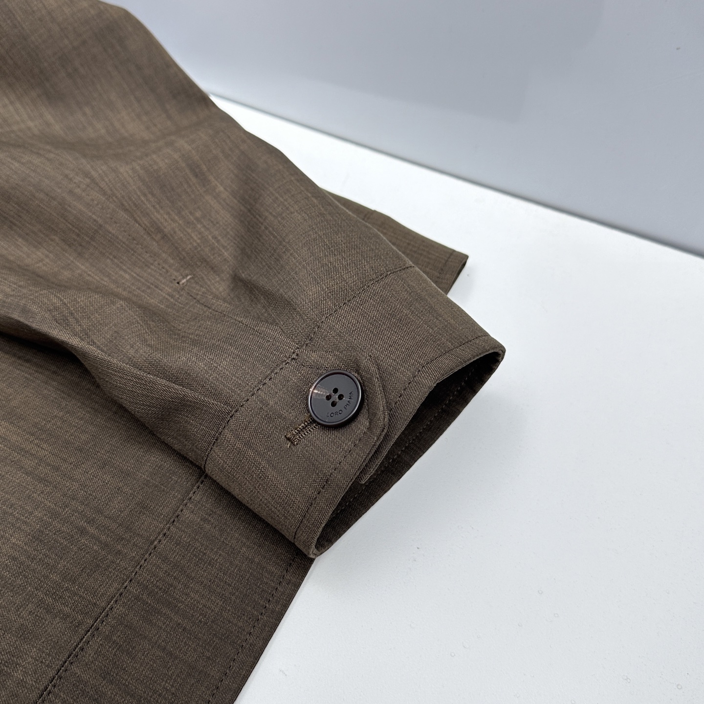 🆕Loro Piana 早春棉麻老钱风系列，最新时尚翻领夹克外套.处处细节显工艺足够的高级 结构性剪裁的