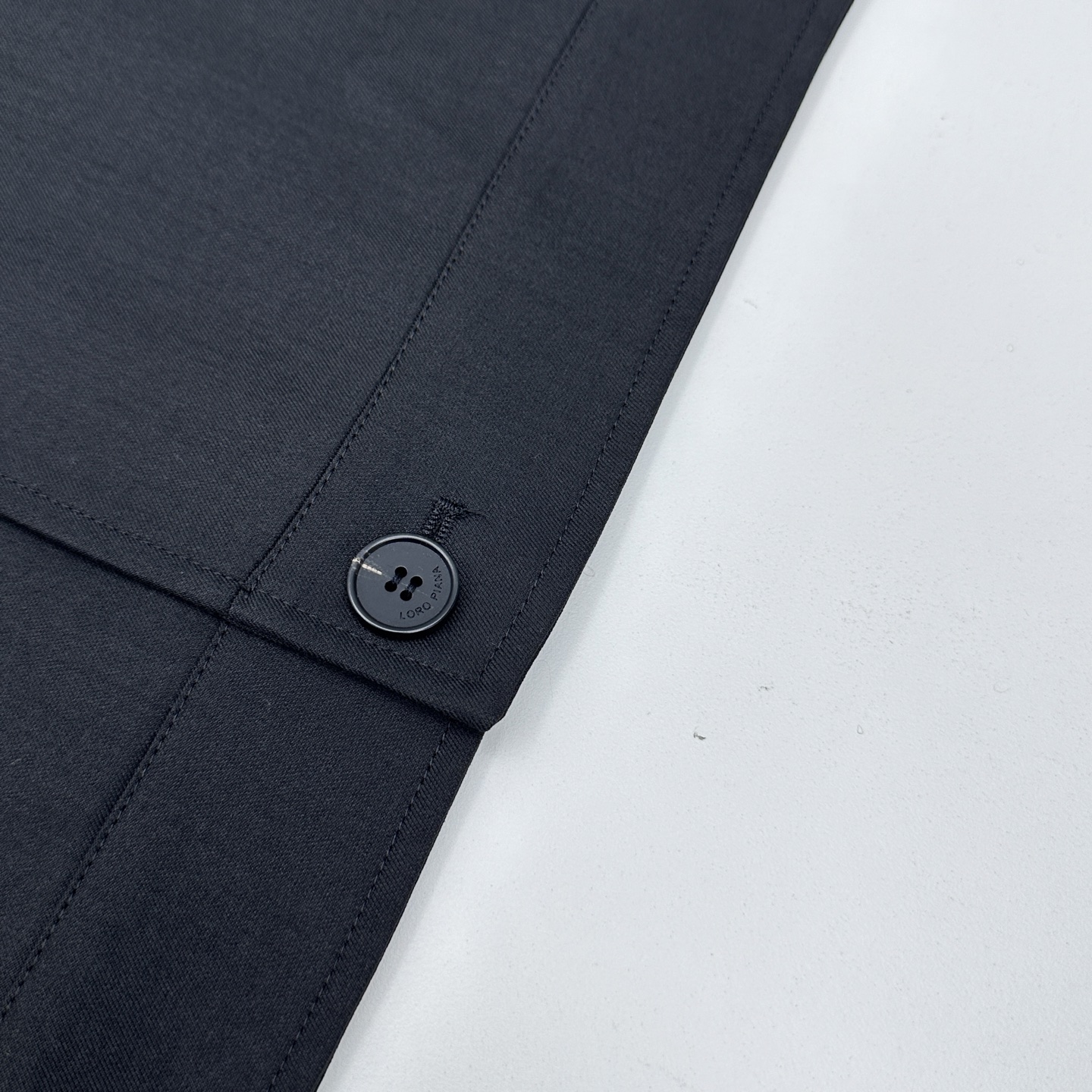 🆕Loro Piana 早春棉麻老钱风系列，最新时尚翻领夹克外套.处处细节显工艺足够的高级 结构性剪裁的