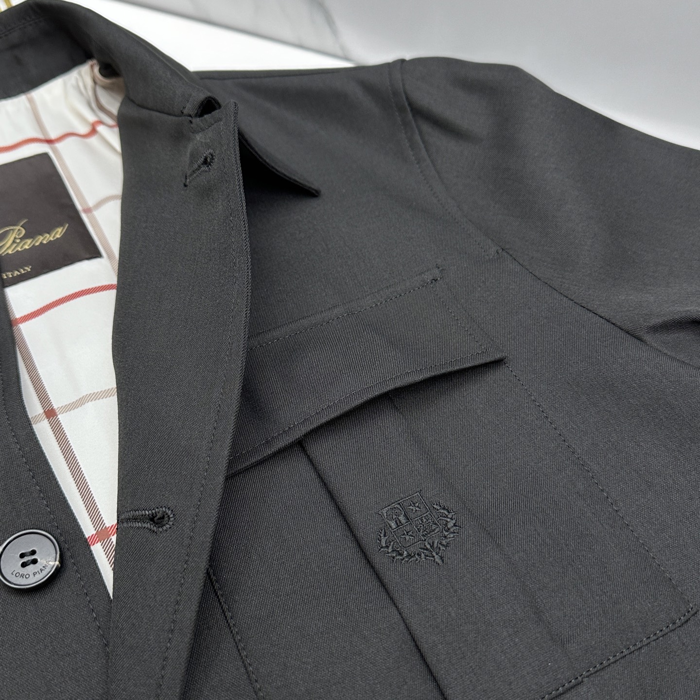 🆕Loro Piana 早春棉麻老钱风系列，最新时尚翻领夹克外套.处处细节显工艺足够的高级 结构性剪裁的