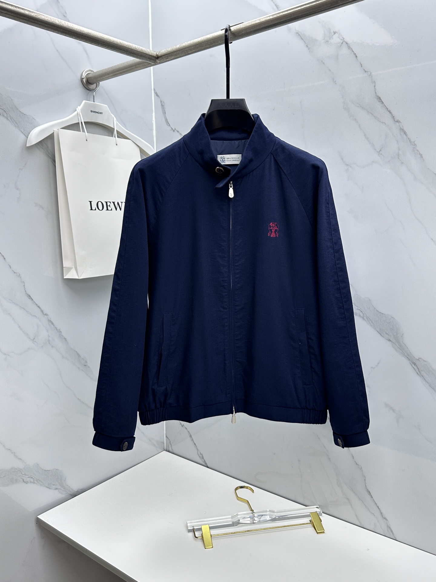 NO:735601,BC 2026 early spring cotton and linen old-money style series, the latest fashionable stand-up collar jackets. Every detail shows craftsmanship, and the design changes are enough advanced structural tailoring to show men's diverse image changes. They are slim and neat, and tailored to meet the popular multi-layered wear. Customized buttons are unique. All-match styles for life. Complete with three standards. Boutique shipment hs sizes M-3XL,, jackets & coats, jackets & coats,19860909BC 2026早春棉麻老钱风系列,最新时尚立领夹克外套.处处细节显工艺足够的高级结构性剪裁的设计改变来展现男士多样的形象变化,修身利落、剪裁合体,满足时下正流行的多层次穿搭,定制钉扣,独一无二.生活百搭款式 三标齐全 精品出货hs 尺码M-3XL,,jackets & coats,jackets & coats,,Men's clothing