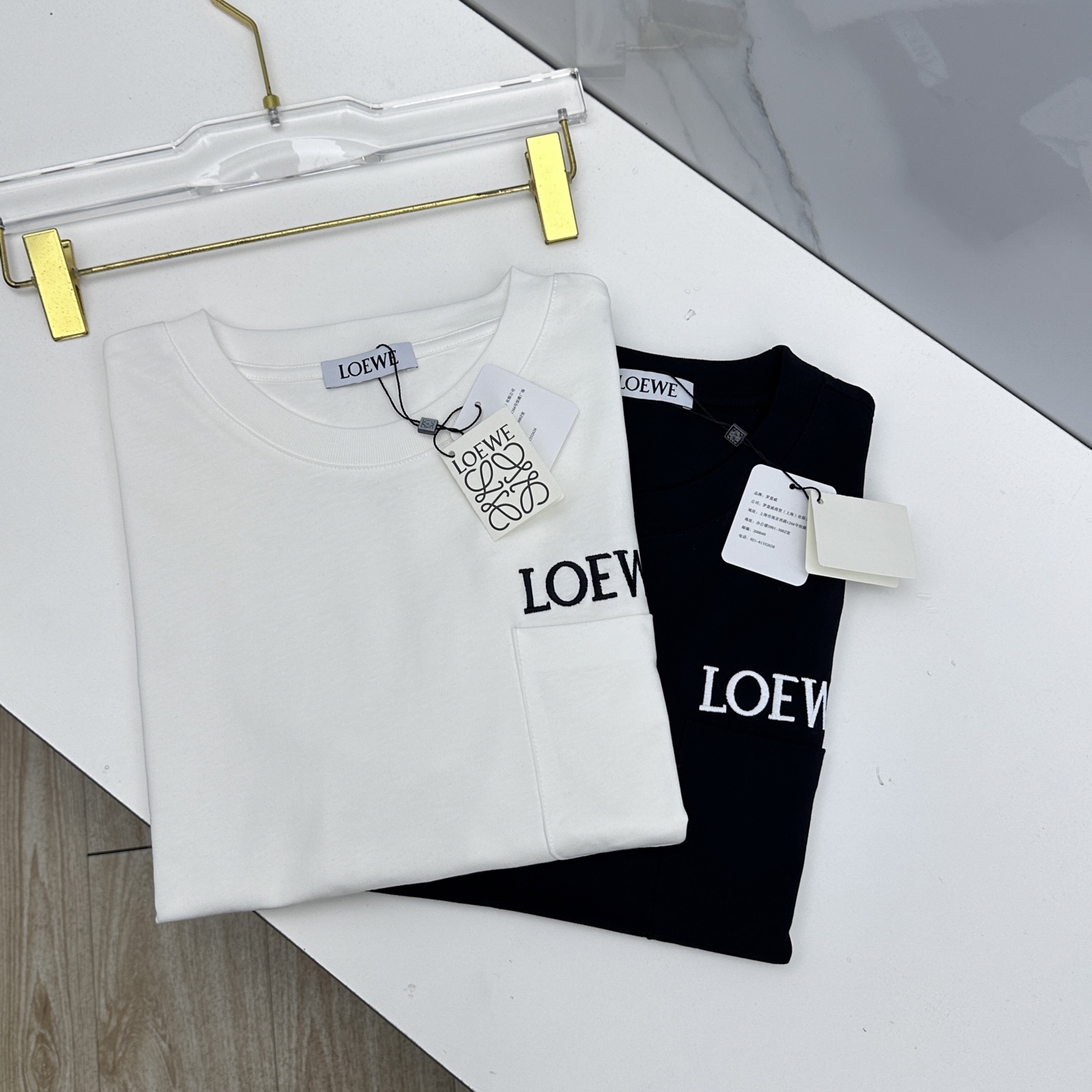 NO:775347,LOEWE 2026 spring and summer new letter embroidered short-sleeved T-shirt of the same style as the official website, double yarn pure cotton fabric, diversified matching, catering to the current innovative trend of fashion cutting-edge, collision of retro and modern elements, extreme violent aesthetics. Fashion matching, complete three standards, se sizes S-XXL,, loewe, loewe, T-shirt, tees, t-shirt,19860909LOEWE罗意威 2026春夏新款字母刺绣短袖 官网同款T恤,双纱纯棉面料 多元化搭配 迎合眼下时尚前沿的创新趋势 复古与现代化元素的碰撞 极端的暴力美学.时尚搭配 三标齐全 se 尺码S-XXL,,loewe,loewe,T-shirt,tees，t-shirt,,Men's clothing