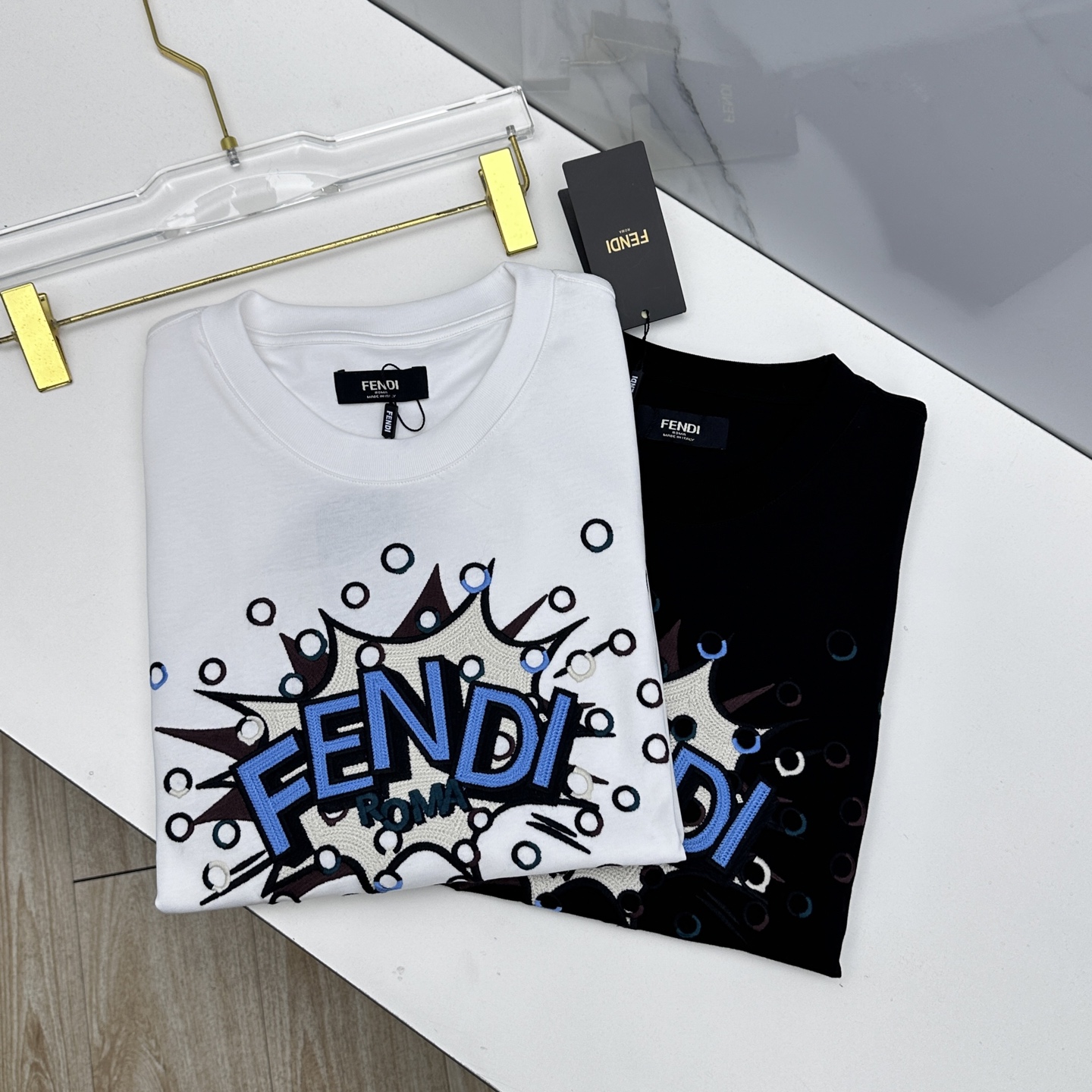 NO:775353,Fendi Fendi 2026 spring and summer new short-sleeved letter embroidery, the same T-shirt as the official website, double yarn pure cotton fabric, diversified matching, catering to the current innovative trend of fashion cutting-edge, collision of retro and modern elements, extreme violent aesthetics. Fashion matching, complete three standards, se size S-XXL,, fendi, fendi, T-shirt, tees, t-shirt,19860909Fendi芬迪 2026春夏新款字母刺绣短袖 官网同款T恤,双纱纯棉面料 多元化搭配 迎合眼下时尚前沿的创新趋势 复古与现代化元素的碰撞 极端的暴力美学.时尚搭配 三标齐全 se 尺码S-XXL,,fendi,fendi,T-shirt,tees，t-shirt,,Men's clothing